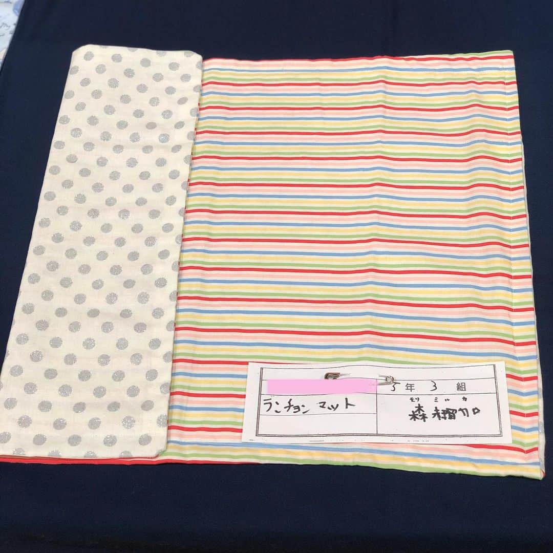 yukiさんのインスタグラム写真 - (yukiInstagram)「おはようございます。  学校で作品展がありました。 5年生で作った作品3点。  1年生の頃から比べてはいけないけど、、、 すごいなぁ、成長がホントすごい！ 感極まり涙ぐみながら、また校長目線👏🏽 ・夜に光りかがやく夜空って 白い白馬みたいになってるやん😭  #milkaの学校生活  #子どもたちの可能性は無限大  #子どもたちの成長に感動  #校長目線な私  #milka」12月18日 7時33分 - milkayuki