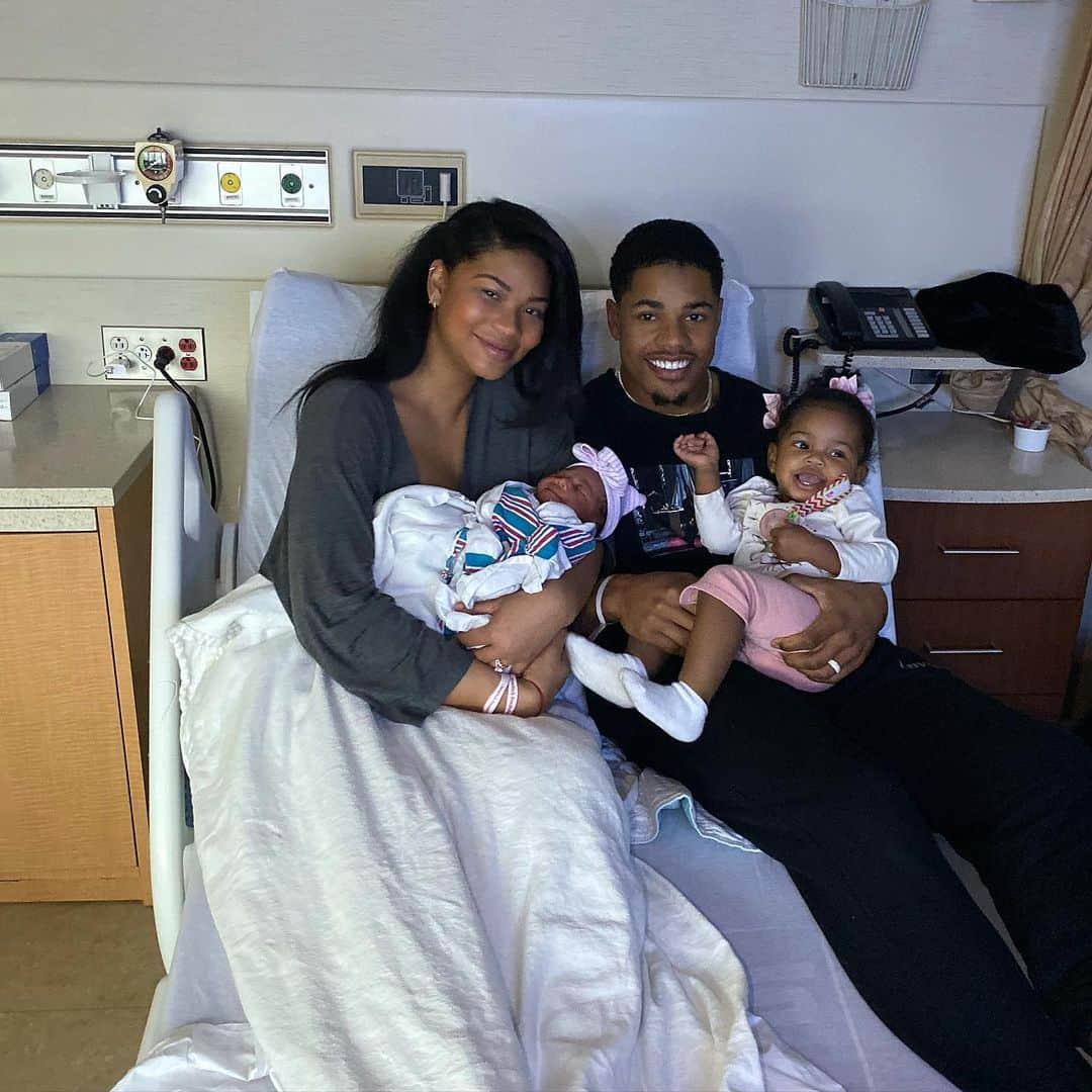 シャネル・イマンのインスタグラム：「Our Christmas gift came early 👶🏽🎀 Cassie Snow Shepard 12•17•19 ❄️」