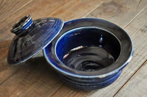 Komerco-コメルコ-さんのインスタグラム写真 - (Komerco-コメルコ-Instagram)「【新着作品🎉】 森の種陶工所 @forest_seed_pottery のひとり鍋が新しく出品されました！ . 直火、オーブン可の耐熱鍋。この土鍋は全面に釉薬が掛かっており、焦げ付いても金タワシで擦ればきれいに保つことができます😊 蓋に高さがあるので、野菜をたっぷり入れた蒸し料理もおすすめです。 . ------------------------------- 森の種陶工所／耐熱ひとり鍋／アオ . ▷こちらの作品はKomercoアプリでクリエイターから直接ご購入いただけます。 アプリ内「さがす」で「森の種陶工所」と検索してください🔎 . ▷iOS版Appダウンロードはプロフィールリンクから📲 @komerco_official ------------------------------- . #komerco #cookpad #komercoごはん #コメルコ #料理をもっと楽しく #いつものいただきますを楽しく #おうちごはん #instafood #foodpic #cookinglove #手しごと #Komercoクラフト #クラフト #手作り #一点物  #うつわ好き #うつわ好きな人と繋がりたい #森の種陶工所 #耐熱鍋 #耐熱陶器 #一人鍋 #鍋料理 #小鍋 #土鍋  #ひとり鍋 #蒸し料理」12月18日 7時36分 - komerco_official