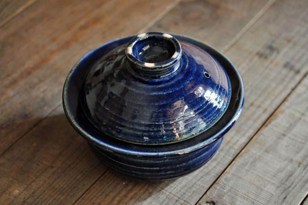 Komerco-コメルコ-さんのインスタグラム写真 - (Komerco-コメルコ-Instagram)「【新着作品🎉】 森の種陶工所 @forest_seed_pottery のひとり鍋が新しく出品されました！ . 直火、オーブン可の耐熱鍋。この土鍋は全面に釉薬が掛かっており、焦げ付いても金タワシで擦ればきれいに保つことができます😊 蓋に高さがあるので、野菜をたっぷり入れた蒸し料理もおすすめです。 . ------------------------------- 森の種陶工所／耐熱ひとり鍋／アオ . ▷こちらの作品はKomercoアプリでクリエイターから直接ご購入いただけます。 アプリ内「さがす」で「森の種陶工所」と検索してください🔎 . ▷iOS版Appダウンロードはプロフィールリンクから📲 @komerco_official ------------------------------- . #komerco #cookpad #komercoごはん #コメルコ #料理をもっと楽しく #いつものいただきますを楽しく #おうちごはん #instafood #foodpic #cookinglove #手しごと #Komercoクラフト #クラフト #手作り #一点物  #うつわ好き #うつわ好きな人と繋がりたい #森の種陶工所 #耐熱鍋 #耐熱陶器 #一人鍋 #鍋料理 #小鍋 #土鍋  #ひとり鍋 #蒸し料理」12月18日 7時36分 - komerco_official