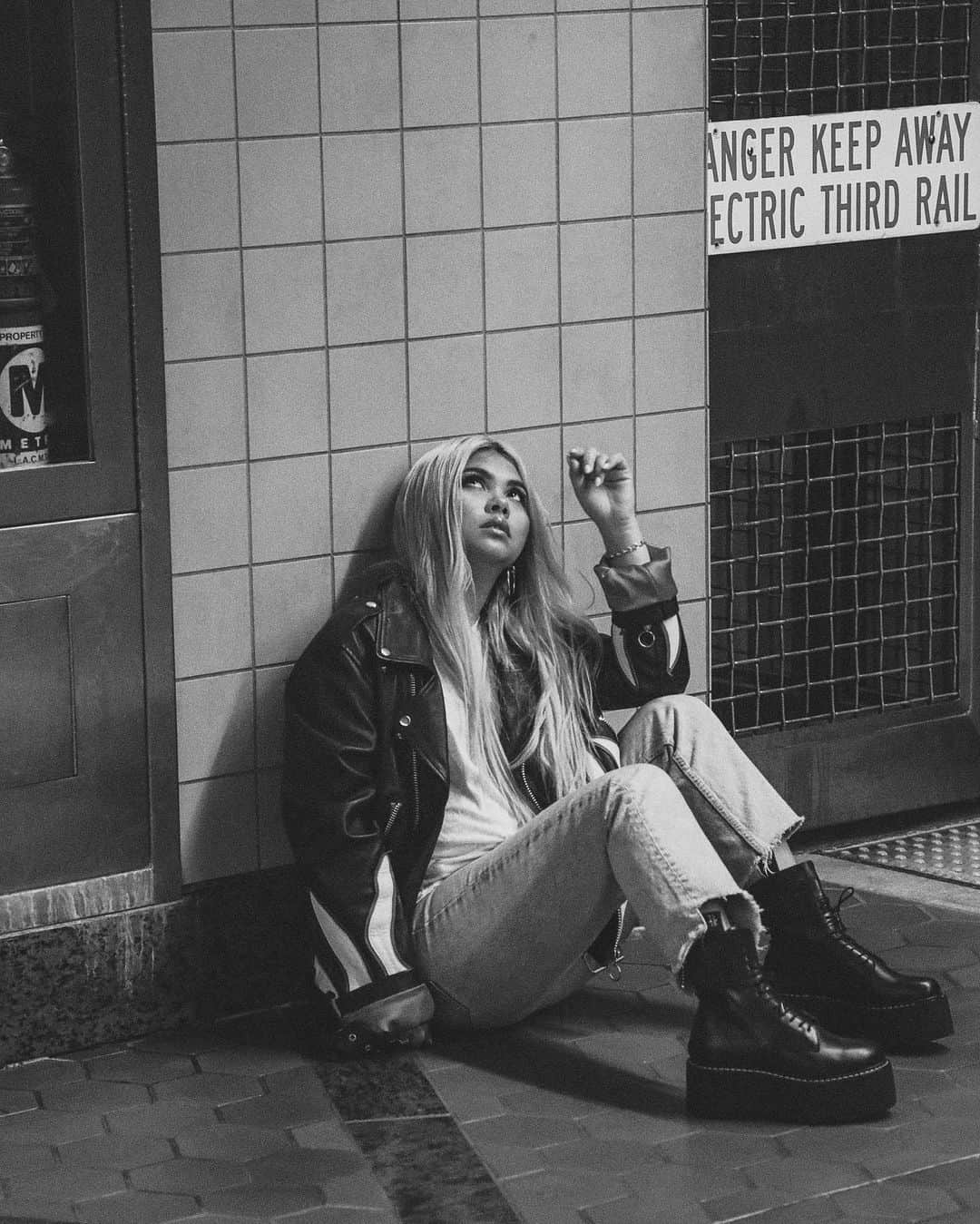 のインスタグラム：「If you’re not afraid. Let me hear you say. Something that won’t make MAKE ME RUNAWAY ✍🏼 #streamrunaway」