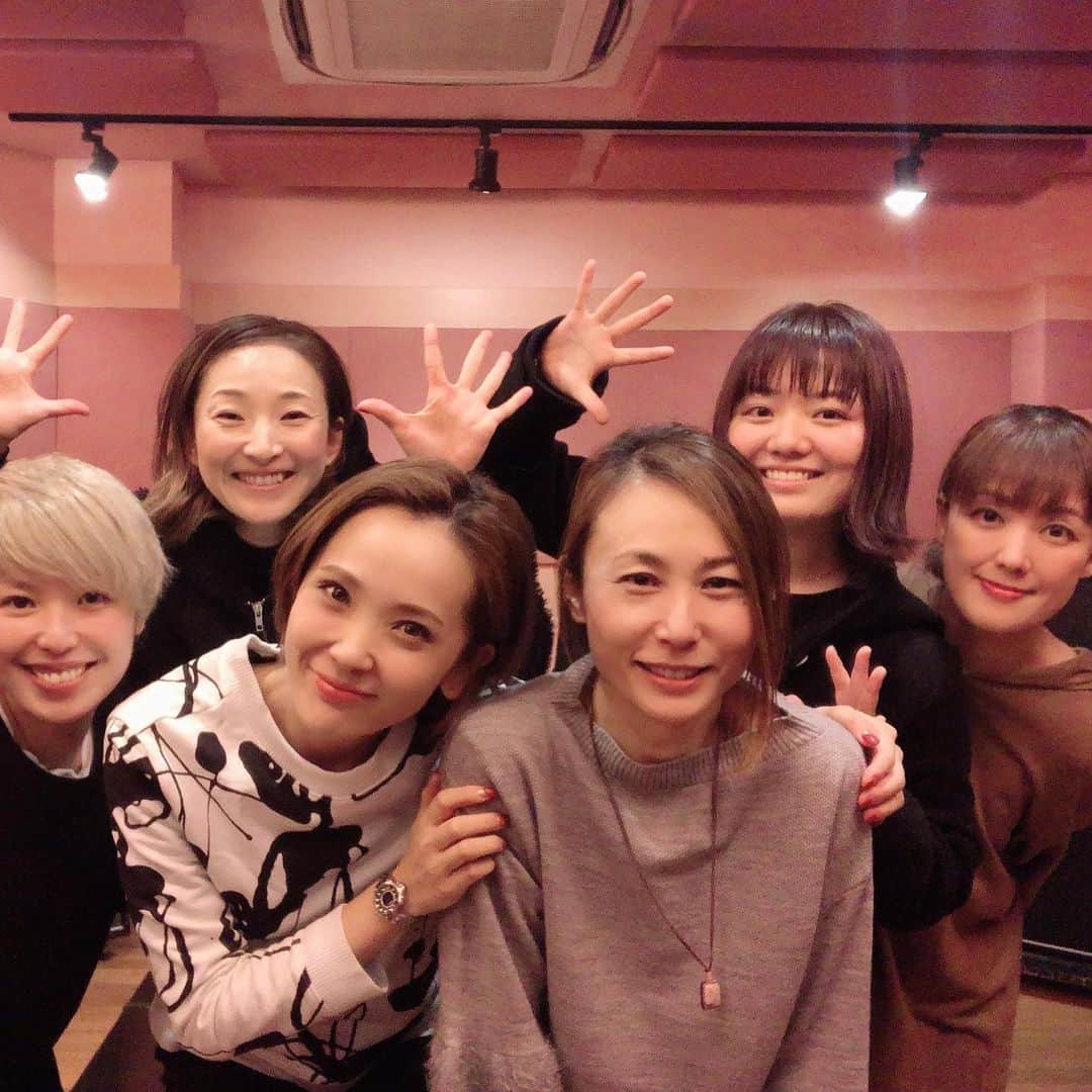沢口千恵のインスタグラム：「《当日券のご案内》  本日(12/18)19:30より心斎橋徒歩8分にて公演の「JOYFUL～星降る夜に～｣ の当日券のご案内です！  壱城あずさ、貴千碧、Yukoを中心にスペシャルゲストに小田島夏希を迎え歌とダンスで繰り広げられる、大人のエンターテインメントショー！！ ふとお時間ができた方！  想いの満ちた、表現者たちのひとつの挑戦をぜひご覧ください！！ 熱く格好よく 熱く不格好に 今のすべてでお待ちしています。 …チケットはこちらから…  https://ticket.corich.jp/apply/104671/」