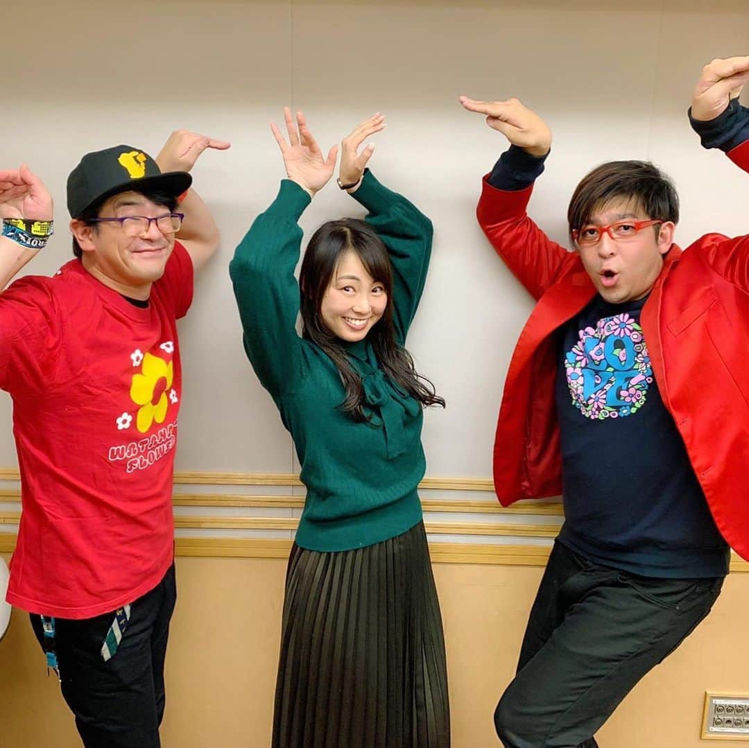 五戸美樹さんのインスタグラム写真 - (五戸美樹Instagram)「今朝も #走れ歌謡曲 無事完走！ . ゲストは「#ワタナベフラワー 」 Vo.クマガイタツロウさん、Ba.ムサさん 神戸からお越しいただきました😊 . 新曲『ゼロになる』の熱い想いも、 『ナタデココ』との振り幅も、素晴らしいバンド！ .  ルス電さんは二見颯一さんでした☺️ （リアルタイムで聞いてくれてたみたいで！） .  私からのクリスマスプレゼントは、 先月渋谷の話題で盛り上がったので、 新しくなった渋谷パルコで購入！ オシャレな文房具店「デルフォニックス」でゲット！ . 今年（ボロボロになった）ペンケースを買い換えたので、 プレゼントもペンケース！ 万年筆もセット！ ご当選の方おめでとうございます🎉 . すんごい数のご応募をいただきました！ ありがとうございます！ . 来週が年内ラスト水曜です🎄」12月18日 7時42分 - mikigonohe
