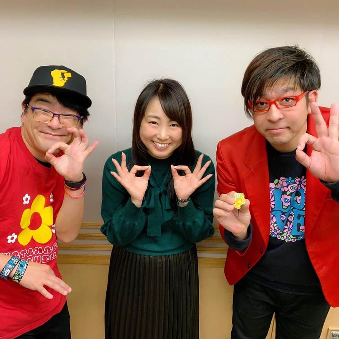 五戸美樹さんのインスタグラム写真 - (五戸美樹Instagram)「今朝も #走れ歌謡曲 無事完走！ . ゲストは「#ワタナベフラワー 」 Vo.クマガイタツロウさん、Ba.ムサさん 神戸からお越しいただきました😊 . 新曲『ゼロになる』の熱い想いも、 『ナタデココ』との振り幅も、素晴らしいバンド！ .  ルス電さんは二見颯一さんでした☺️ （リアルタイムで聞いてくれてたみたいで！） .  私からのクリスマスプレゼントは、 先月渋谷の話題で盛り上がったので、 新しくなった渋谷パルコで購入！ オシャレな文房具店「デルフォニックス」でゲット！ . 今年（ボロボロになった）ペンケースを買い換えたので、 プレゼントもペンケース！ 万年筆もセット！ ご当選の方おめでとうございます🎉 . すんごい数のご応募をいただきました！ ありがとうございます！ . 来週が年内ラスト水曜です🎄」12月18日 7時42分 - mikigonohe