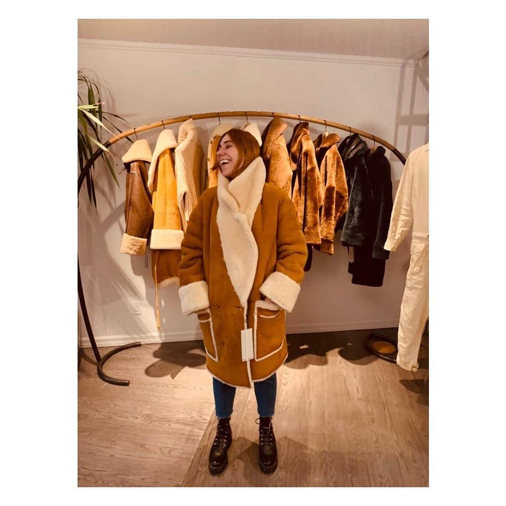 ゾージア・マメットさんのインスタグラム写真 - (ゾージア・マメットInstagram)「A flip book of what happens when I put on an @arje shearling」12月18日 7時52分 - zosiamamet