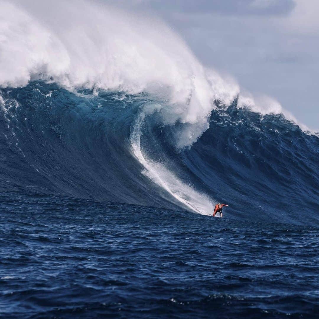 ローラ・エンバーさんのインスタグラム写真 - (ローラ・エンバーInstagram)「Wow. Still mind blown after watching everyone in the Jaws  event last week 🤯 Congrats to everyone especially @paigealms & @billykemper taking the Wins 👏🏻 These were taken the afternoon before the event before the swell really kicked. I was an alternate so decided to head over and surf just in case! It was my first time back to Jaws since I hurt myself a few years ago out there. Getting injured truly sent me down a new path which now I’m pretty thankful for. I still have so much to learn but I’m more motivated than ever to keep pushing myself. It felt so good to get the monkey off the back and get into some again!! Also My pretty pink board I brought over to Hawaii wasn’t big enough but thanks @john_john_florence for lending me a board (I’m glad It got back to you in one piece lol)  Photo 1 - @mauicartel photo 2 @margarita_salyak Thankyou yo everyone who has helped get me back here @undonefilm @billabongwomens @chrisenever @gmccallum @seanjwoolnough @olliedousset 🖤」12月18日 7時54分 - lauraenever