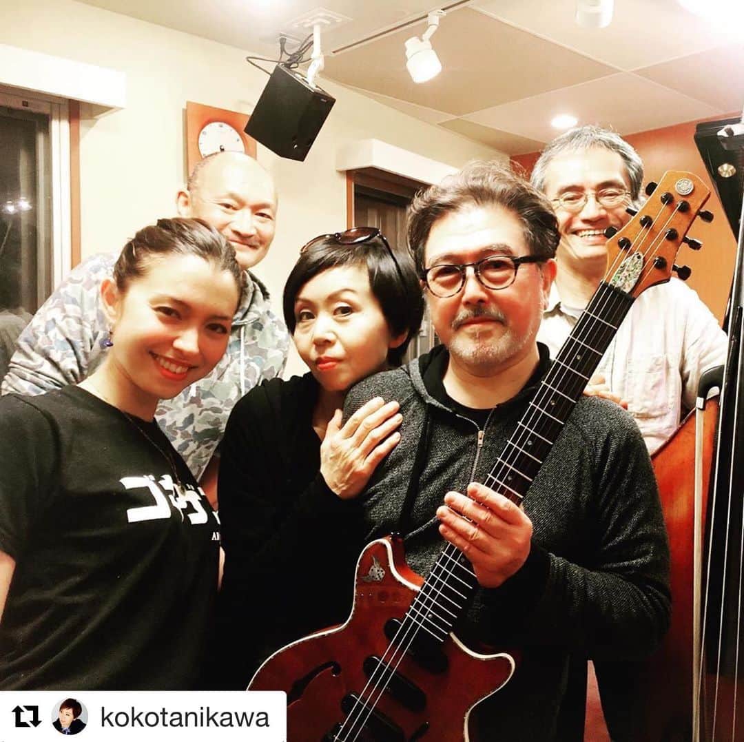 渡辺香津美のインスタグラム：「昨日届いたばかりのカスタムメイドのK'sギター(^^) #Repost @kokotanikawa with @get_repost ・・・ 今週22日は兵庫芸術文化センターでのクリスマスコンサート！ Castle in the Air のDUOに、とらわれのない自然児リズムセクション?! さらにオーガニックな歌姫コーナーつき。 プレミアムなライブは、早々に完売いただき、感謝です。 リハーサルの記念ショットから！  #キャッスルインジエア #ヒルトップスタジオリハ終了 #歌姫シャンティVocal #ヨシノヒロシBass #ヤヒロトモヒロPerc #ワタナベカズミGuitar #タニカワコウコPiano #Castleintheairライブ #kazumiwatanabe #kokotanikawa」