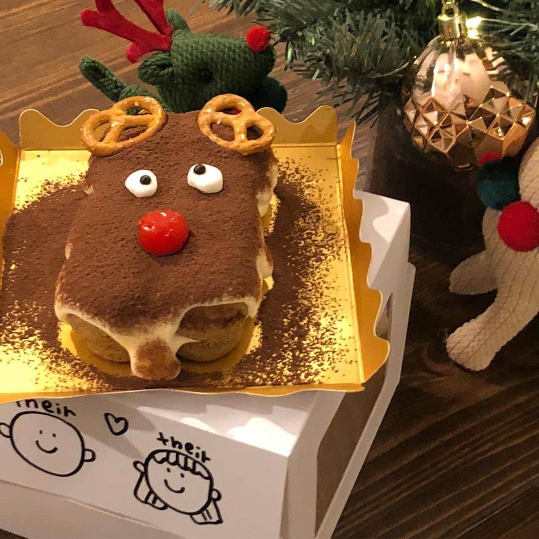 MERYさんのインスタグラム写真 - (MERYInstagram)「. 今年のクリスマスケーキはどれにする？♡ もうすぐクリスマスですね！今年のクリスマスケーキはどんなものにしますか？ お家で自分で作るもよし、可愛いケーキ屋さんでオーダーするもよし。素敵なクリスマスを過ごしてください♡ . こちらのトナカイケーキは、韓国のホンデにある『데얼커피（Their Coffee） @their_coffee 』というカフェのもの。 男の子と女の子のキャラクターが目印です！12月以降は販売されない限定メニューをチェックしてくださいね♡ . 【데얼커피（Their Coffee）】 住所 ：ソウル特別市 麻浦区 延南洞 566-19, B1F 営業時間：12：00～21：00 ※旧正月・秋夕(チュソク)の前日は短縮営業あり 定休日　：木曜、旧正月・秋夕(チュソク)の当日 電話番号：02-336-0503 . MERYでは他にも「かわいい」に近づくさまざまな情報を発信しています。 @mery.beauty コスメ・美容に特化した情報をお届け♡ @mery_spot 話題のカフェやお出かけスポットをご紹介！ こちらもぜひチェックしてみてください！ .  photo by @their_coffee . #MERY #regram #instagram #cafe #theircoffee #korea #koreacafe #먹스타그램 #카페스타그램 #카페 #냠냠 #데얼커피 #クリスマスケーキ #クリスマス #ケーキ #トナカイ #韓国 #韓国カフェ #韓国旅行 #ホンデカフェ #韓国女子旅 #弘大カフェ #ホームカフェ #おしゃれカフェ #カフェ #カフェ巡り #カフェ好きな人と繋がりたい #お洒落さんと繋がりたい #MERY女子 #メリー」12月18日 8時00分 - mery.jp