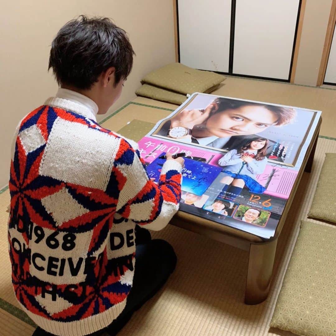 映画『午前0時、キスしに来てよ』のインスタグラム：「✨💫映画館に会いに来てよ💋💫✨﻿ ﻿ 一部劇場にてサイン入りポスター掲出中です✍️✨﻿ ﻿ 見つけたら、ぜひいっしょに写真を撮ってみてくださいね🥺！﻿ ﻿ 詳しくは公式サイトまで！﻿ ﻿ ※掲出期間は各劇場により異なり、予告なく終了する場合があります。﻿ ﻿ #午前0時キスしに来てよ﻿ #ゼロキス公開」