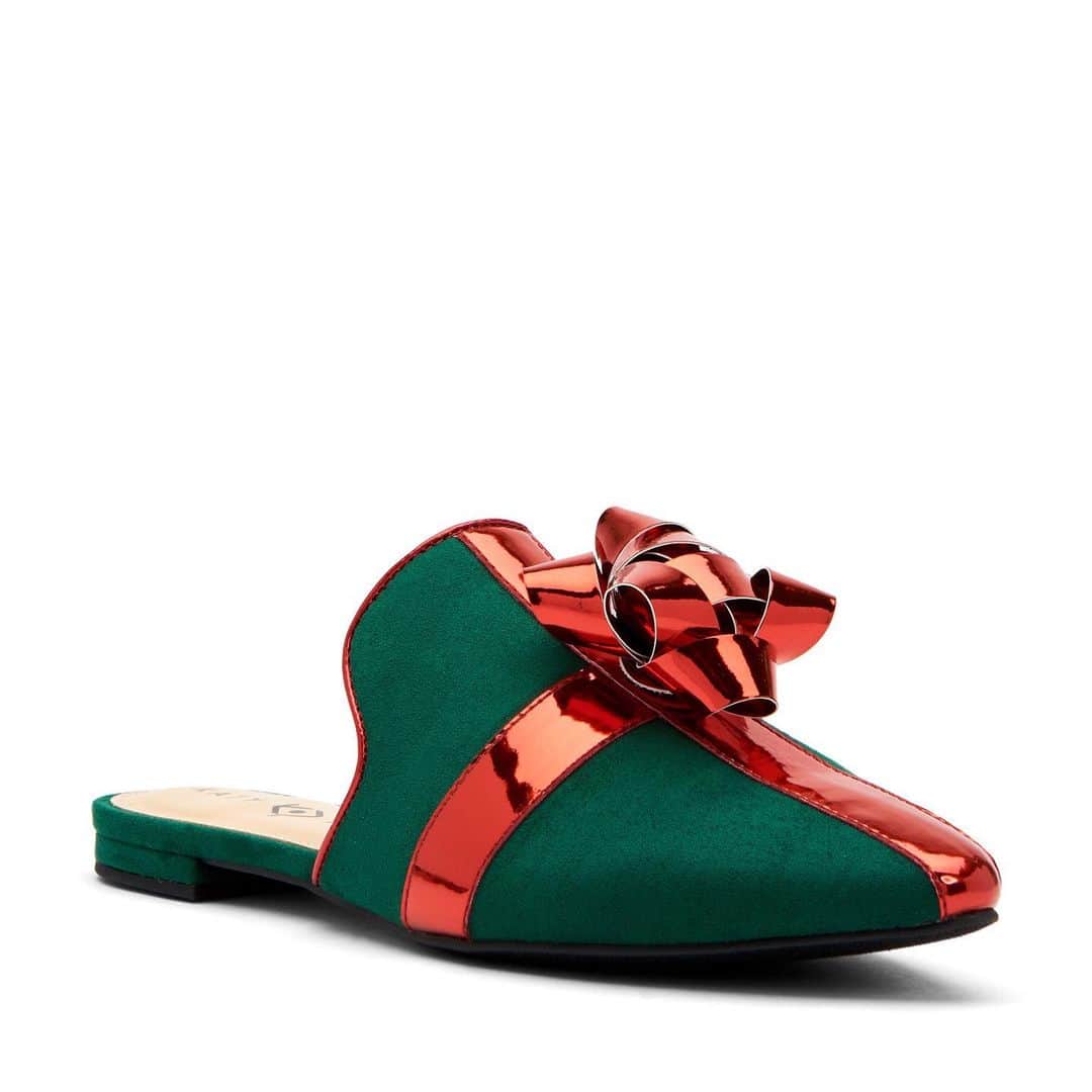 ケイティ・ペリーさんのインスタグラム写真 - (ケイティ・ペリーInstagram)「Wrap up your holiday shopping with The Stephanie 🎁 Slide on over to @katyperrycollections now to make sure she’s under your🎄 #ShoesdayTuesday」12月18日 8時24分 - katyperry