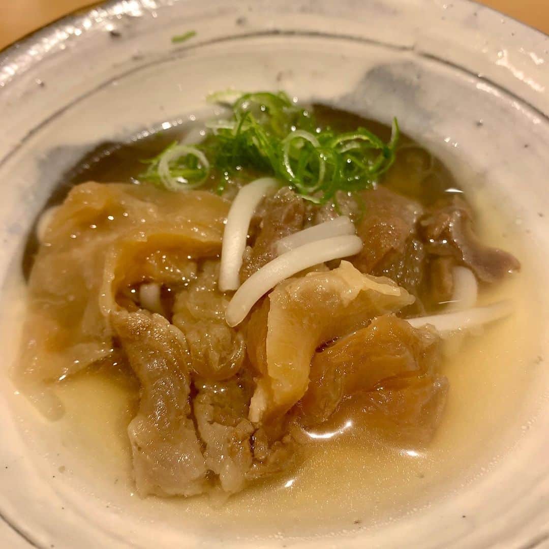 mori_no_tsukueさんのインスタグラム写真 - (mori_no_tsukueInstagram)「食文化の違いを楽しむODEN三連投… 静岡〜関東〜関西 関西おでんはお皿の底が見える透明感ある薄口醤油を使った昆布、鰹の出汁。 定番はタコ、牛すじ、鯨のさえずり（舌）、コロ（皮）など、、焼売も“焼売巻き揚げ”ではなく、そのまま入ってます笑 #関西風おでん  #万ん卯」12月18日 8時24分 - mori_no_tsukue