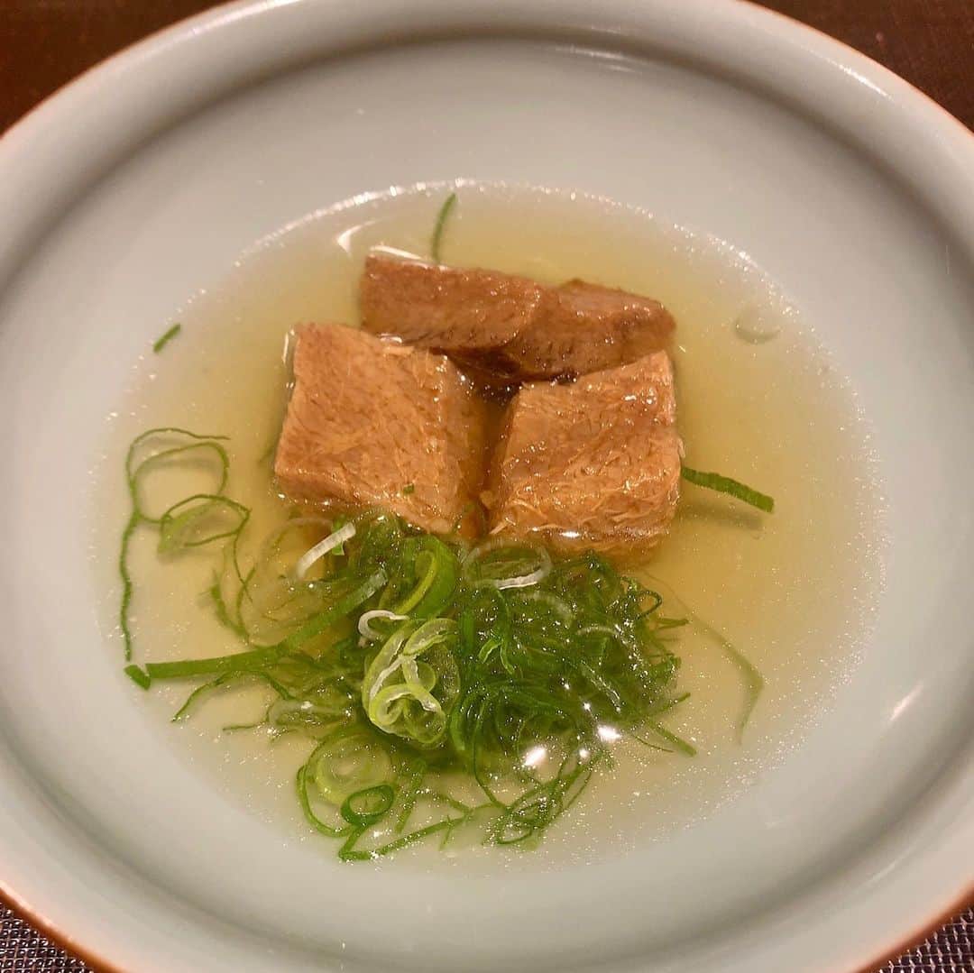 mori_no_tsukueさんのインスタグラム写真 - (mori_no_tsukueInstagram)「食文化の違いを楽しむODEN三連投… 静岡〜関東〜関西 関西おでんはお皿の底が見える透明感ある薄口醤油を使った昆布、鰹の出汁。 定番はタコ、牛すじ、鯨のさえずり（舌）、コロ（皮）など、、焼売も“焼売巻き揚げ”ではなく、そのまま入ってます笑 #関西風おでん  #万ん卯」12月18日 8時24分 - mori_no_tsukue