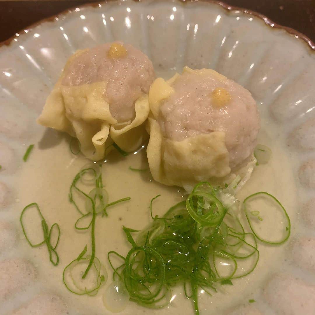 mori_no_tsukueさんのインスタグラム写真 - (mori_no_tsukueInstagram)「食文化の違いを楽しむODEN三連投… 静岡〜関東〜関西 関西おでんはお皿の底が見える透明感ある薄口醤油を使った昆布、鰹の出汁。 定番はタコ、牛すじ、鯨のさえずり（舌）、コロ（皮）など、、焼売も“焼売巻き揚げ”ではなく、そのまま入ってます笑 #関西風おでん  #万ん卯」12月18日 8時24分 - mori_no_tsukue