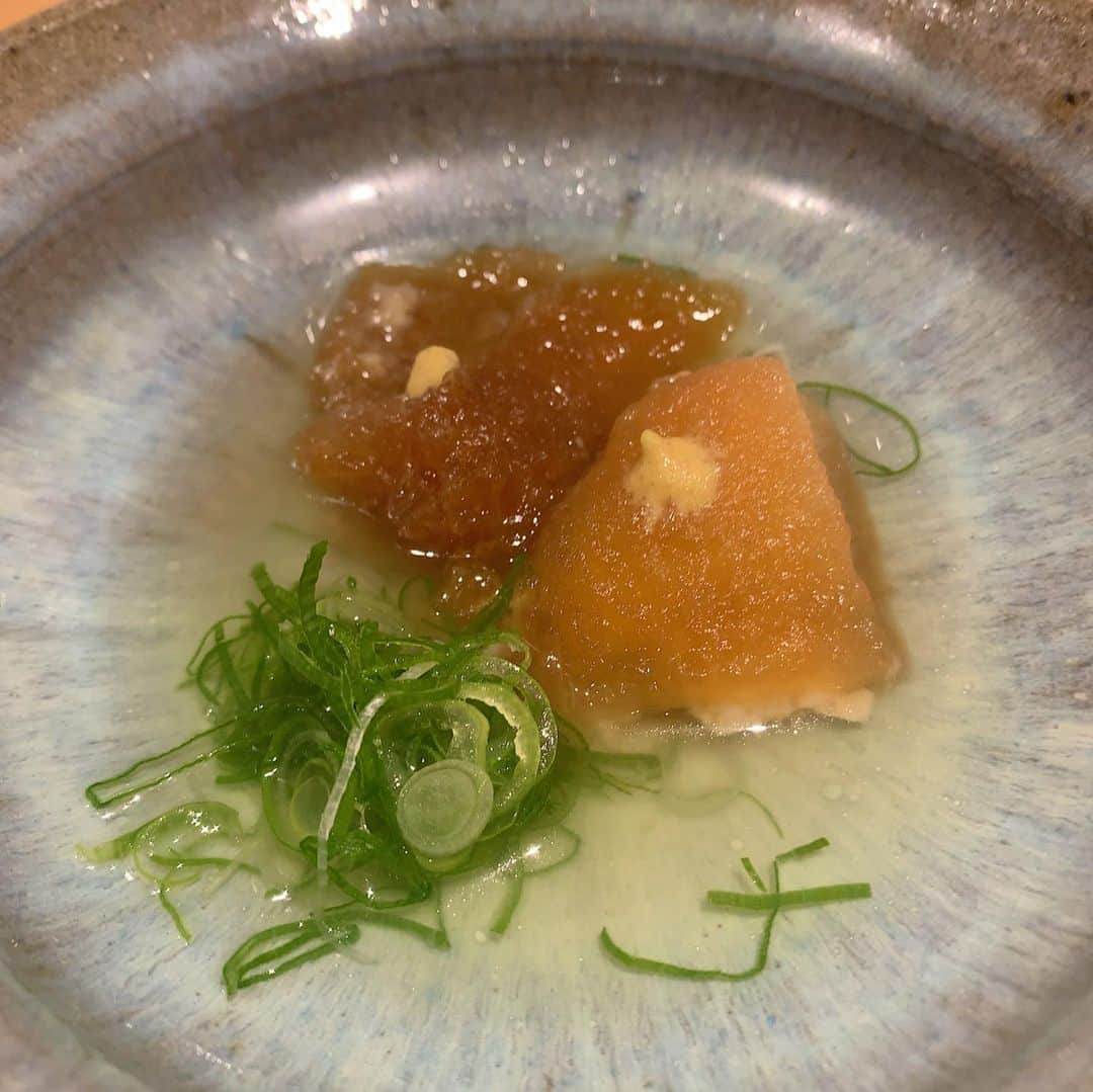 mori_no_tsukueさんのインスタグラム写真 - (mori_no_tsukueInstagram)「食文化の違いを楽しむODEN三連投… 静岡〜関東〜関西 関西おでんはお皿の底が見える透明感ある薄口醤油を使った昆布、鰹の出汁。 定番はタコ、牛すじ、鯨のさえずり（舌）、コロ（皮）など、、焼売も“焼売巻き揚げ”ではなく、そのまま入ってます笑 #関西風おでん  #万ん卯」12月18日 8時24分 - mori_no_tsukue