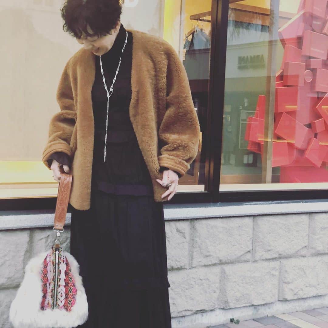 chikako0824さんのインスタグラム写真 - (chikako0824Instagram)「白、黒2色買いした、ワンピース。 白は絶対1枚では着れないけど少し見えてると可愛いので。 昨日セールで買ったJKにも合わせよう😊  #drawer  #isabelmarantetoile  #ebure #conritmo #ドゥロワー  #cod」12月18日 8時25分 - chikako0824