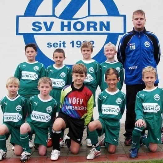 SVホルンさんのインスタグラム写真 - (SVホルンInstagram)「Gratulation Christoph Baumgartner zum ersten Tor in der Deutschen Bundesliga!  Wir haben ein Foto aus dem Horner Nachwuchs von 2008 ausgegraben!  3 h.l. @baumi_10 neben unserer Nr.17 Fabian Vyhnalek @fabivyhnalek neben dem damaligem Nachwuchstrainer und jetzigem Sportdirektor Reinhard Vyhnalek u.a. vorne in der Mitte unser Torhüter Simon Kronsteiner @_kronsteiner_ neben dem jetzigen Rapidspieler Leo Greiml @greiml30  #svhornfamilie #svhornnachwuchs #deutschebundesliga #tor #gratulation #baumi #tsghoffenheim #bepartofit」12月18日 8時27分 - svhorn1922