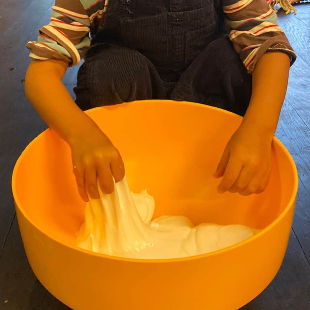 キャメロン・ラッセルさんのインスタグラム写真 - (キャメロン・ラッセルInstagram)「FREE GIVEAWAY! ZERO WASTE GIFT SET! Happy holidays friends! I’m so excited to share with you projects that our family loves. These recipes (swipe to see) make the perfect low footprint gift for the children in your life (or for the children at heart). They can be texted to parent/guardians, of if you really want to go big, you can arrive in person and do the whole project with the kiddos. (Or, just pick a simple favorite recipe, like popovers, and cook together!) Finally, a staple activity at our house is inventing with recycling. Let kids know in a card they can unwrap you’ll be constructing a time machine / rocket ship/ kitchen / village or inventing together then set aside one-on-one time. From our family to yours #giftkidsanalternative #experiencesoverthings #zerowasteholidaygifts ❤️❤️❤️What else are people gifting? I’d love to share your experience-gifts ❤️❤️❤️ PS thank you @cmainnyc for sharing these recipes with us! PPS To be transparent I have to add that we are also giving the kids in our life some other gifts that do have small footprints (new socks, wooden trains, creativity kit—a collection of our favorite art supplies) ... but I love the idea of EXPERIENCE GIFTS always being the highlight (and often the only) gift !」12月18日 8時27分 - cameronrussell