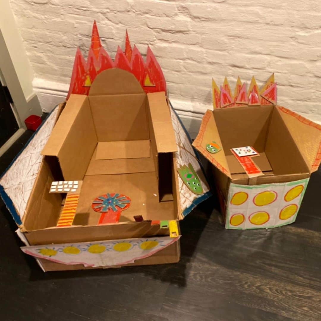キャメロン・ラッセルさんのインスタグラム写真 - (キャメロン・ラッセルInstagram)「FREE GIVEAWAY! ZERO WASTE GIFT SET! Happy holidays friends! I’m so excited to share with you projects that our family loves. These recipes (swipe to see) make the perfect low footprint gift for the children in your life (or for the children at heart). They can be texted to parent/guardians, of if you really want to go big, you can arrive in person and do the whole project with the kiddos. (Or, just pick a simple favorite recipe, like popovers, and cook together!) Finally, a staple activity at our house is inventing with recycling. Let kids know in a card they can unwrap you’ll be constructing a time machine / rocket ship/ kitchen / village or inventing together then set aside one-on-one time. From our family to yours #giftkidsanalternative #experiencesoverthings #zerowasteholidaygifts ❤️❤️❤️What else are people gifting? I’d love to share your experience-gifts ❤️❤️❤️ PS thank you @cmainnyc for sharing these recipes with us! PPS To be transparent I have to add that we are also giving the kids in our life some other gifts that do have small footprints (new socks, wooden trains, creativity kit—a collection of our favorite art supplies) ... but I love the idea of EXPERIENCE GIFTS always being the highlight (and often the only) gift !」12月18日 8時27分 - cameronrussell