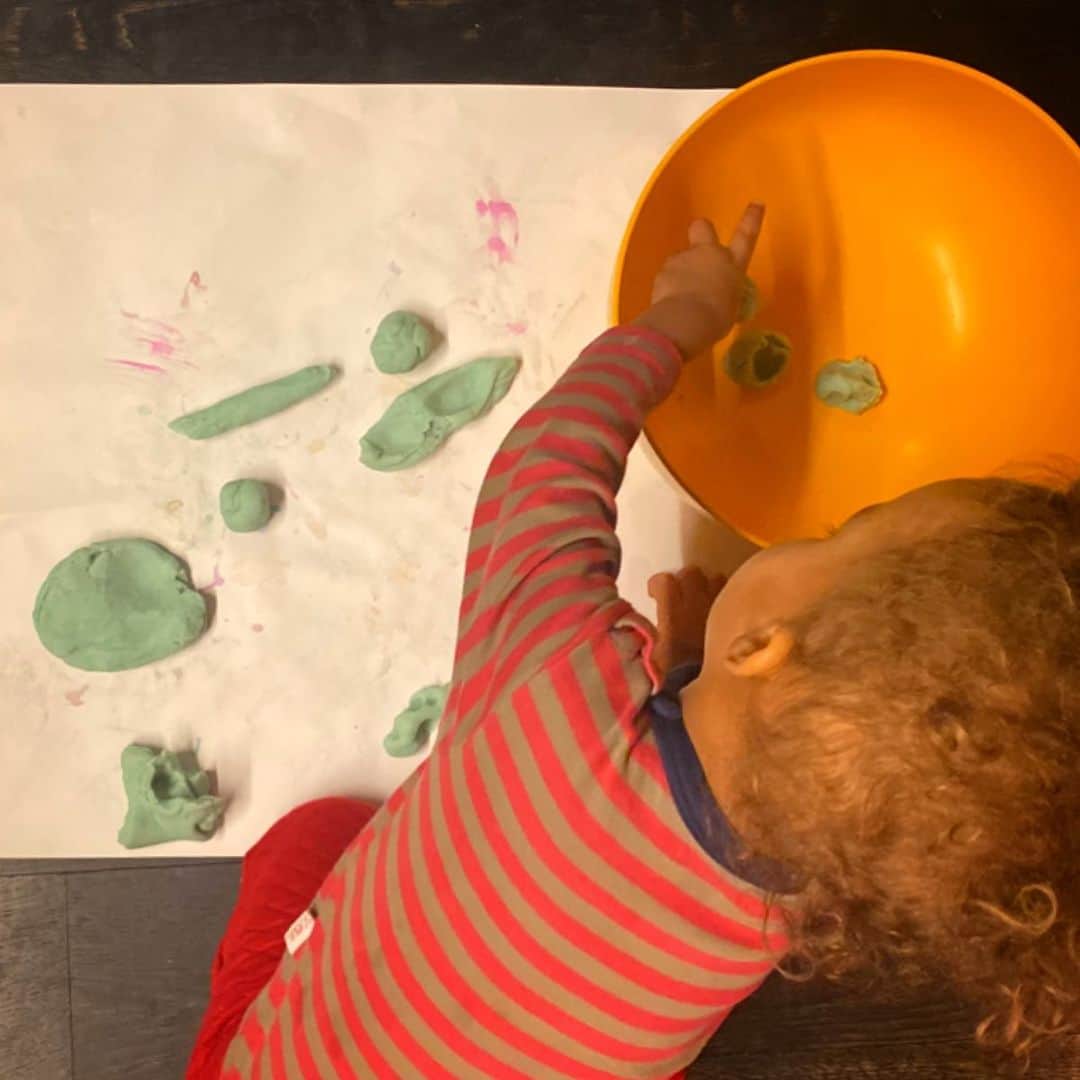 キャメロン・ラッセルのインスタグラム：「FREE GIVEAWAY! ZERO WASTE GIFT SET! Happy holidays friends! I’m so excited to share with you projects that our family loves. These recipes (swipe to see) make the perfect low footprint gift for the children in your life (or for the children at heart). They can be texted to parent/guardians, of if you really want to go big, you can arrive in person and do the whole project with the kiddos. (Or, just pick a simple favorite recipe, like popovers, and cook together!) Finally, a staple activity at our house is inventing with recycling. Let kids know in a card they can unwrap you’ll be constructing a time machine / rocket ship/ kitchen / village or inventing together then set aside one-on-one time. From our family to yours #giftkidsanalternative #experiencesoverthings #zerowasteholidaygifts ❤️❤️❤️What else are people gifting? I’d love to share your experience-gifts ❤️❤️❤️ PS thank you @cmainnyc for sharing these recipes with us! PPS To be transparent I have to add that we are also giving the kids in our life some other gifts that do have small footprints (new socks, wooden trains, creativity kit—a collection of our favorite art supplies) ... but I love the idea of EXPERIENCE GIFTS always being the highlight (and often the only) gift !」