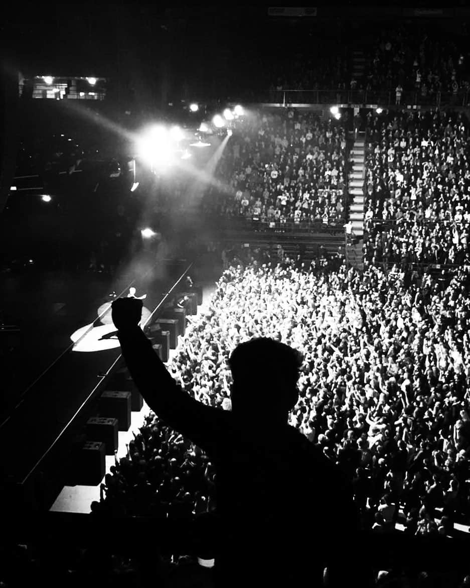 ブライアン・アダムスのインスタグラム：「Rockin all the way to the top #bryanadamsshinealight」