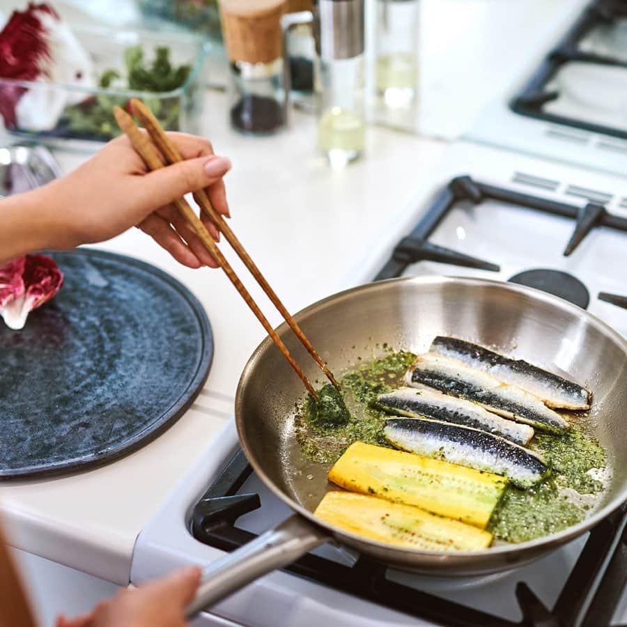 のインスタグラム：「. #ひさこのおうちごはん は簡単に作れるものばかり。 90%は和食か中華だけど、たまには洋物も。 「イワシのソテー ブルギニョンバターソース」は、 @wmf_japan にレシピ載ってます。 焼き加減と盛り付けに失敗したことは黙っておこう🙄」