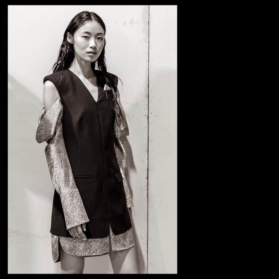 芦田ユリナのインスタグラム：「A little throwback to Paris Fashion Week ✨ Taken backstage of @liuchao_official show by @onthestreetmag 📷 • • • #pfw #paris #fashionweek #parisfashionweekss20 #pfwss20 #LiuChao #bwphotography #backstage」