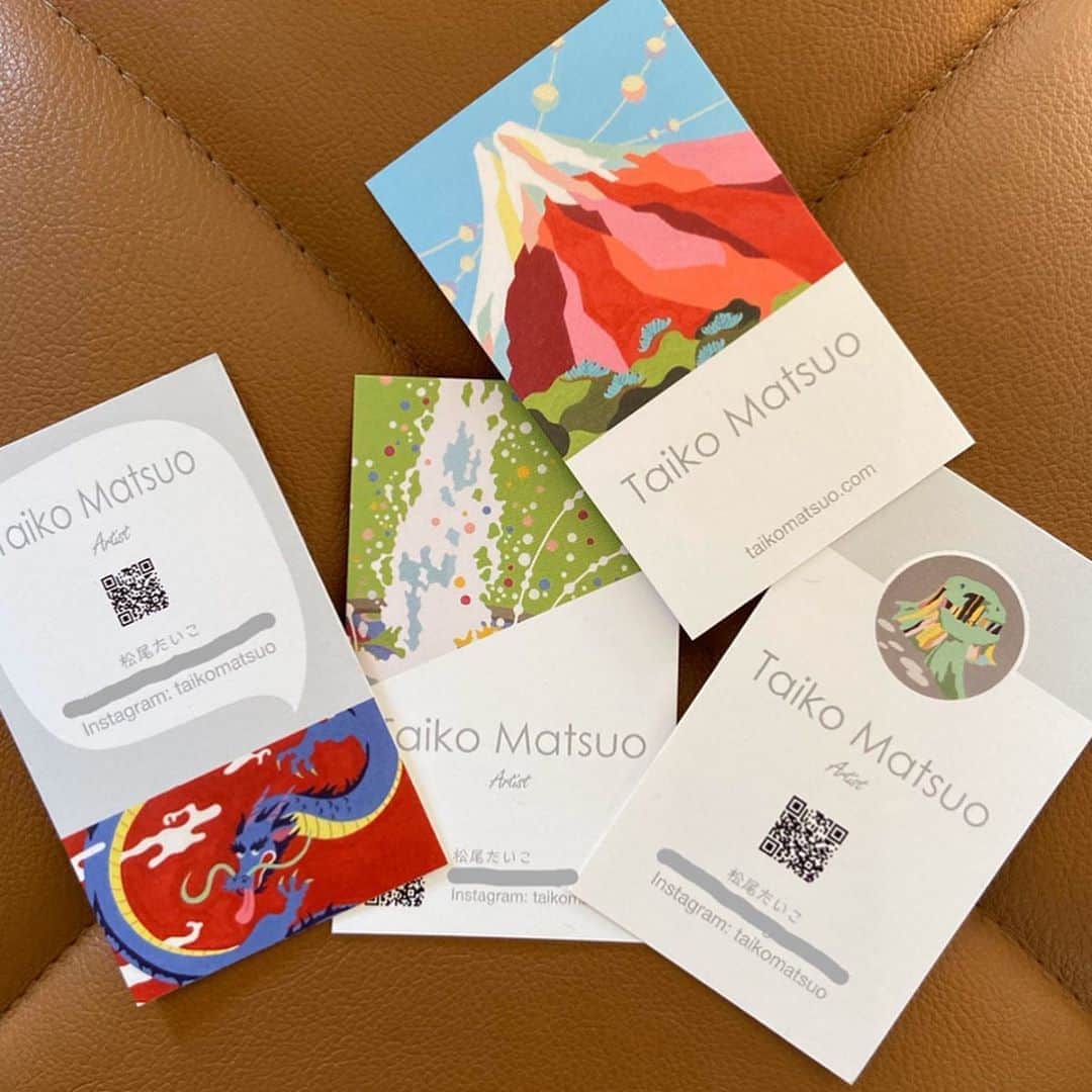 松尾たいこさんのインスタグラム写真 - (松尾たいこInstagram)「These are my new business cards. 名刺を新しく作りました。今度は、表は同じ柄。いつも人気の赤富士です。裏側は3種類。  噴水・切り株（平泉寺白山神社）・龍。  そしてQRコード付きなのですよ。ピッとすれば、私のInstagramにつながります♪  #japaneseartist #liveintokyo #myartwork #acrylicpainting #art #artoftheday #happyart #loveart #lovejapan #lovedogs #アート #絵 #私の名刺 #businesscards #赤富士 #名刺デザイン　#qrコード」12月18日 8時38分 - taikomatsuo