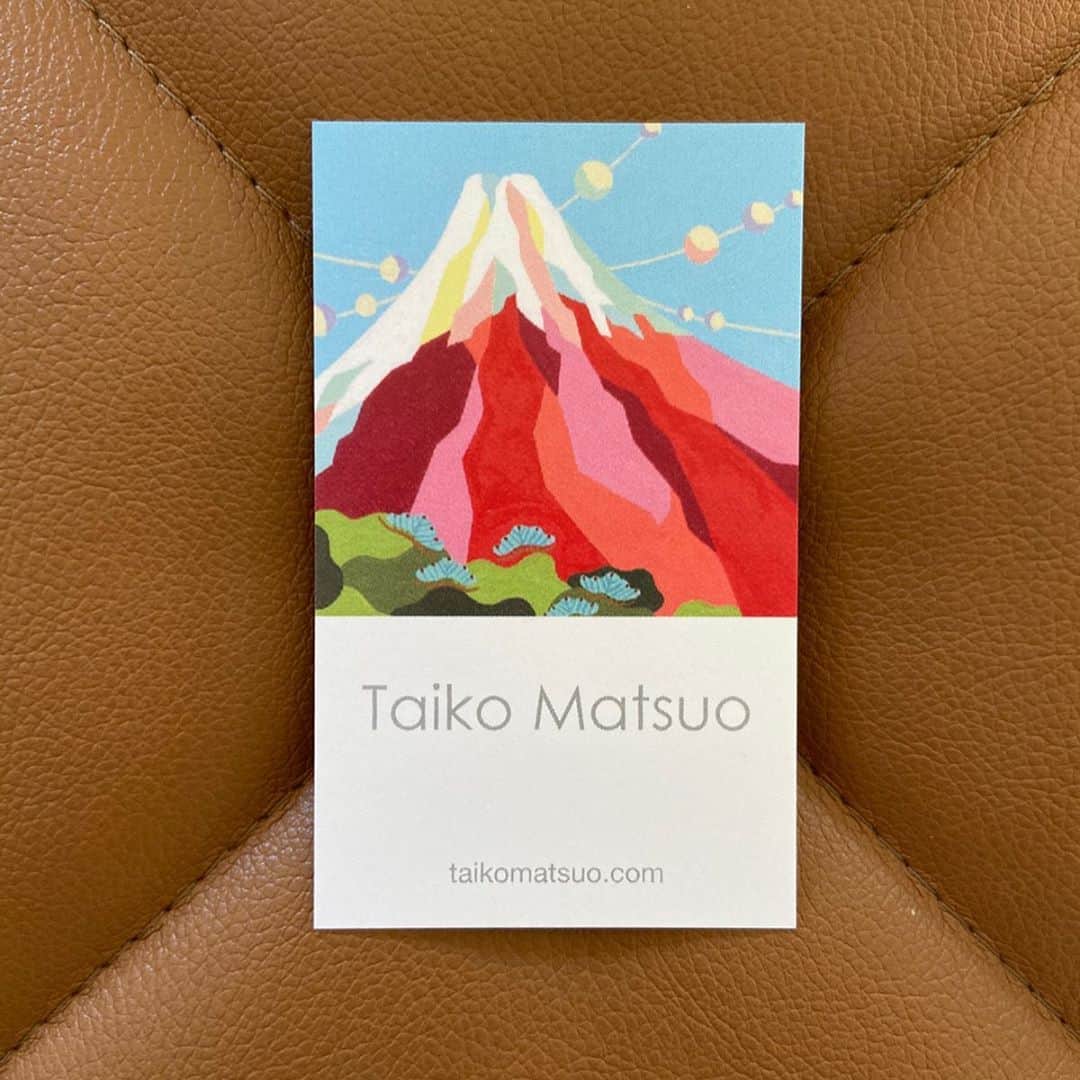 松尾たいこさんのインスタグラム写真 - (松尾たいこInstagram)「These are my new business cards. 名刺を新しく作りました。今度は、表は同じ柄。いつも人気の赤富士です。裏側は3種類。  噴水・切り株（平泉寺白山神社）・龍。  そしてQRコード付きなのですよ。ピッとすれば、私のInstagramにつながります♪  #japaneseartist #liveintokyo #myartwork #acrylicpainting #art #artoftheday #happyart #loveart #lovejapan #lovedogs #アート #絵 #私の名刺 #businesscards #赤富士 #名刺デザイン　#qrコード」12月18日 8時38分 - taikomatsuo