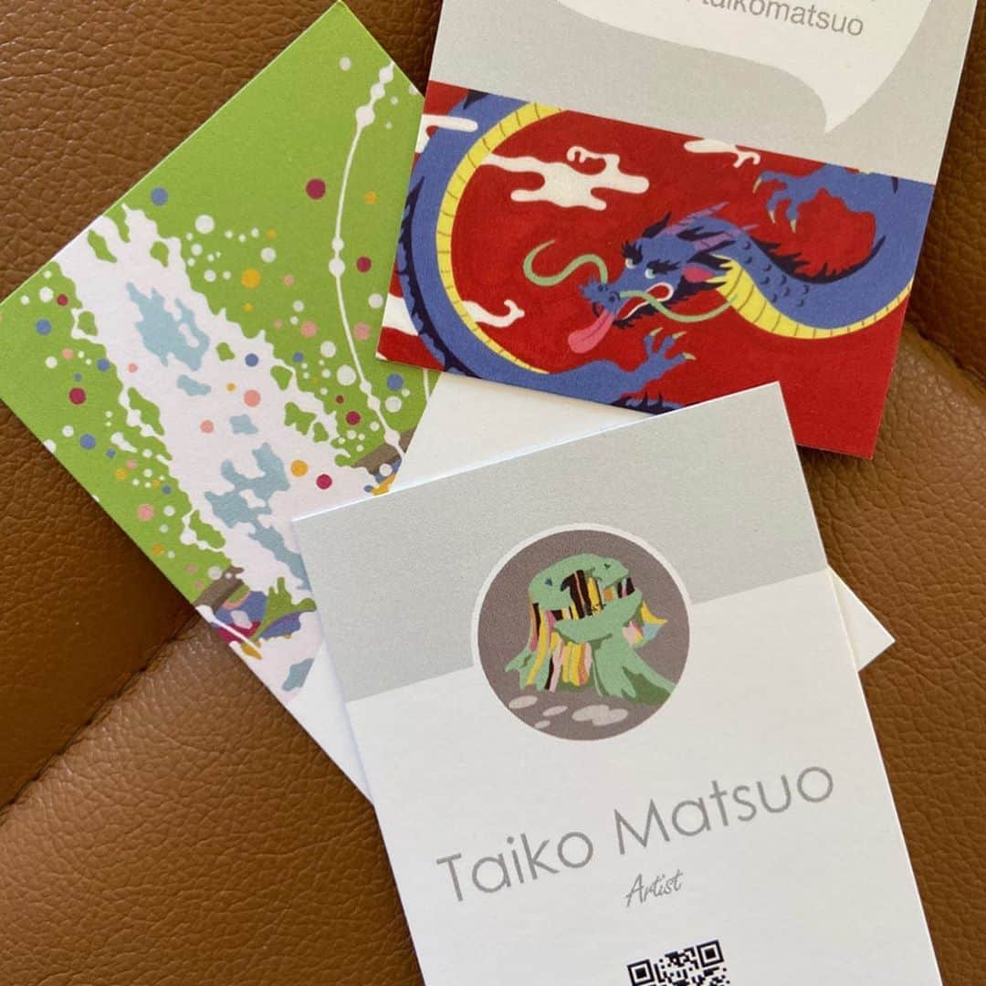 松尾たいこさんのインスタグラム写真 - (松尾たいこInstagram)「These are my new business cards. 名刺を新しく作りました。今度は、表は同じ柄。いつも人気の赤富士です。裏側は3種類。  噴水・切り株（平泉寺白山神社）・龍。  そしてQRコード付きなのですよ。ピッとすれば、私のInstagramにつながります♪  #japaneseartist #liveintokyo #myartwork #acrylicpainting #art #artoftheday #happyart #loveart #lovejapan #lovedogs #アート #絵 #私の名刺 #businesscards #赤富士 #名刺デザイン　#qrコード」12月18日 8時38分 - taikomatsuo
