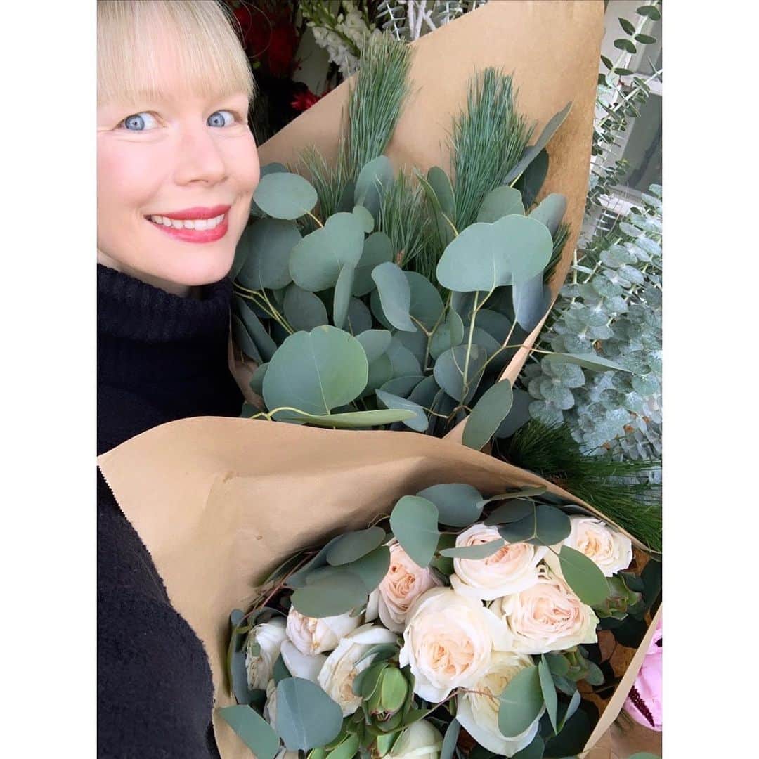 エリン フェザーストンのインスタグラム：「Getting ready for solstice with all my favorite winter greens. What are your favorite florals for the holidays?」