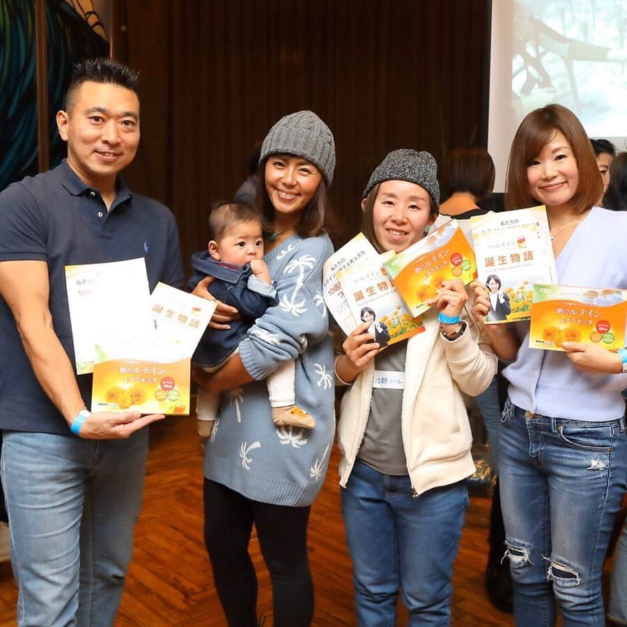 田中律子さんのインスタグラム写真 - (田中律子Instagram)「日本サップヨガ協会　@japansupyogaassociation  忘年会で毎年ジャンケン大会が熱い🤣🤣🤣 今年もたくさんの賛助会員の企業のみなさまから素敵な賞品を提供していただきましたー❤️ 私がWEB広告をしている、目にいいルテイン👁 @hitomi_senmon  賞品ありがとうございます🙏かすみ目、目のしょぼつきにいいルテインは、ゼリータイプで、チュルッと食べれるから、私はいつもバッグに2、3本スティックしのばせてます❤️ 当たったみんなー、食べてね🙌  #jsya #日本サップヨガ協会 #日本サップヨガ協会忘年会 #ジャンケン大会 #朝のルテイン #朝のルテイン&プラセンタ #ひとみの専門店  #ルテイン #プラセンタ #目 #眼病予防 #眼精疲労  #疲れ目 #紫外線 #ブルーライト #ドライアイ #目のサプリ #目の疲れ」12月18日 8時51分 - ri2kotanaka