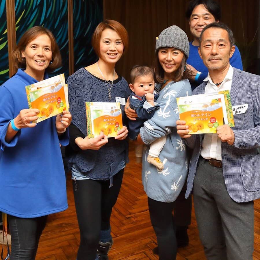 田中律子さんのインスタグラム写真 - (田中律子Instagram)「日本サップヨガ協会　@japansupyogaassociation  忘年会で毎年ジャンケン大会が熱い🤣🤣🤣 今年もたくさんの賛助会員の企業のみなさまから素敵な賞品を提供していただきましたー❤️ 私がWEB広告をしている、目にいいルテイン👁 @hitomi_senmon  賞品ありがとうございます🙏かすみ目、目のしょぼつきにいいルテインは、ゼリータイプで、チュルッと食べれるから、私はいつもバッグに2、3本スティックしのばせてます❤️ 当たったみんなー、食べてね🙌  #jsya #日本サップヨガ協会 #日本サップヨガ協会忘年会 #ジャンケン大会 #朝のルテイン #朝のルテイン&プラセンタ #ひとみの専門店  #ルテイン #プラセンタ #目 #眼病予防 #眼精疲労  #疲れ目 #紫外線 #ブルーライト #ドライアイ #目のサプリ #目の疲れ」12月18日 8時51分 - ri2kotanaka