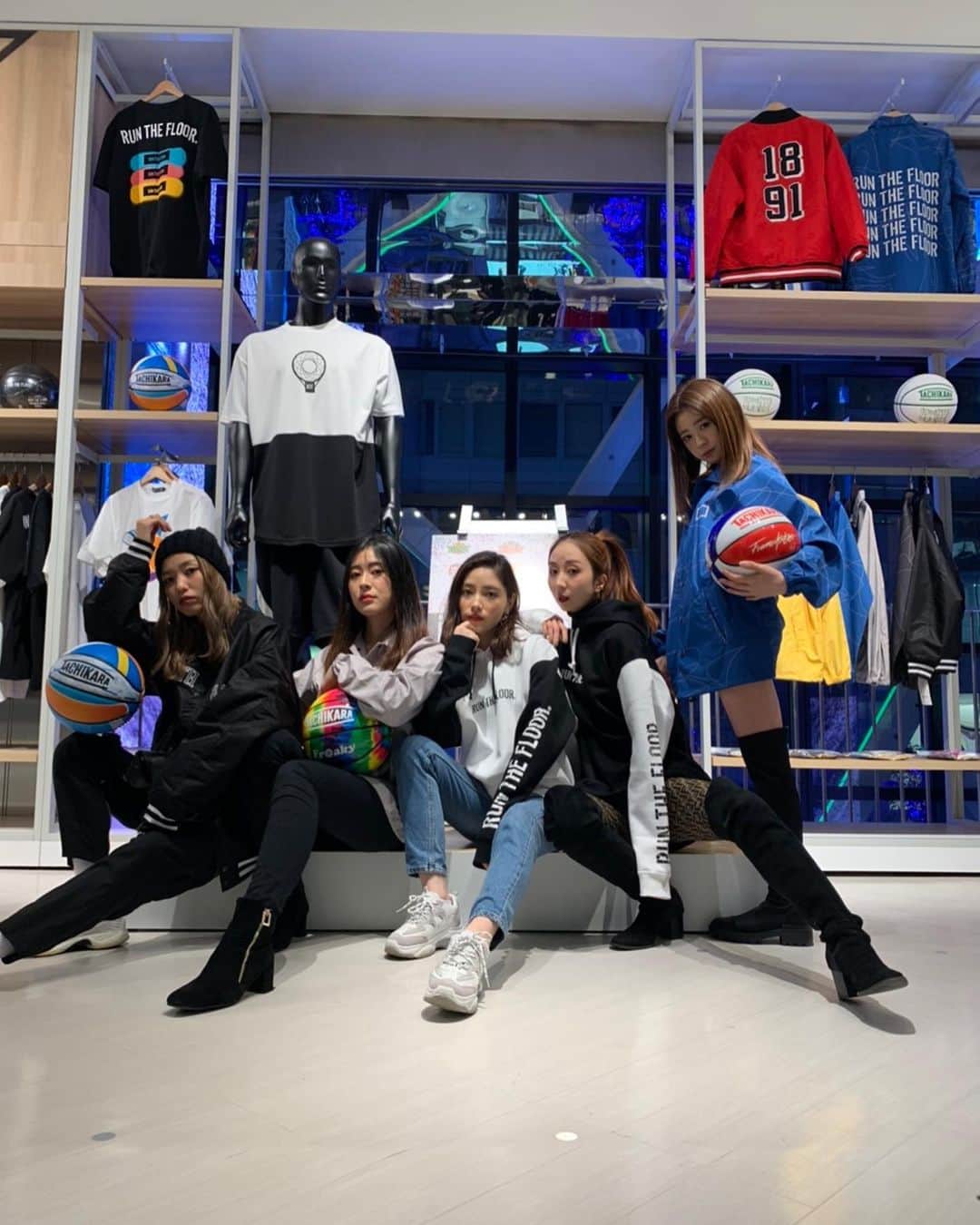 梶本成美さんのインスタグラム写真 - (梶本成美Instagram)「日本のバスケットボールシーンをミュージック、ファッション、エンターテインメントの側面から支える B.LEAGUE オフィシャルカルチャープロジェクト「RUN THE FLOOR®」が スーパースポーツゼビオ 渋谷公園通り店 にて 一日限定でPOP UP SHOPが開催されてました🏀✨ 当日は、田渡修人選手、田渡凌選手 の「田渡兄弟」によるトークショーが行われたり、 注目のラッパー Awich、kZmによるスペシャルパフォーマンスもあったりと盛り上がりました✨ . .  さらにこの日はRunTheFloorの洋服をみんなで着たりと楽しませていただきました😌✨ スーポーツ好きのみんなとだったから余計テンション上がりました✨🏃‍♂️🏀 . #RunTheFloor #RTF #渋谷  #スポーツ  #フィットネス  #モデル #バスケ #フィットネス女子 #ランニング #PR  @runthefloor.official」12月18日 8時53分 - narumikajimoto