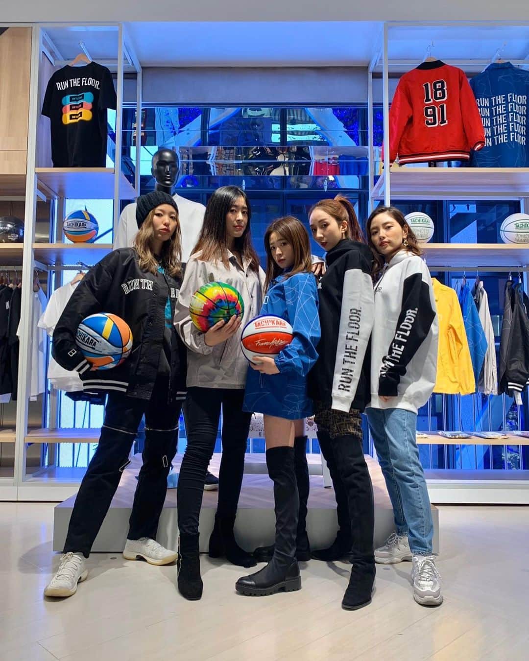 梶本成美さんのインスタグラム写真 - (梶本成美Instagram)「日本のバスケットボールシーンをミュージック、ファッション、エンターテインメントの側面から支える B.LEAGUE オフィシャルカルチャープロジェクト「RUN THE FLOOR®」が スーパースポーツゼビオ 渋谷公園通り店 にて 一日限定でPOP UP SHOPが開催されてました🏀✨ 当日は、田渡修人選手、田渡凌選手 の「田渡兄弟」によるトークショーが行われたり、 注目のラッパー Awich、kZmによるスペシャルパフォーマンスもあったりと盛り上がりました✨ . .  さらにこの日はRunTheFloorの洋服をみんなで着たりと楽しませていただきました😌✨ スーポーツ好きのみんなとだったから余計テンション上がりました✨🏃‍♂️🏀 . #RunTheFloor #RTF #渋谷  #スポーツ  #フィットネス  #モデル #バスケ #フィットネス女子 #ランニング #PR  @runthefloor.official」12月18日 8時53分 - narumikajimoto