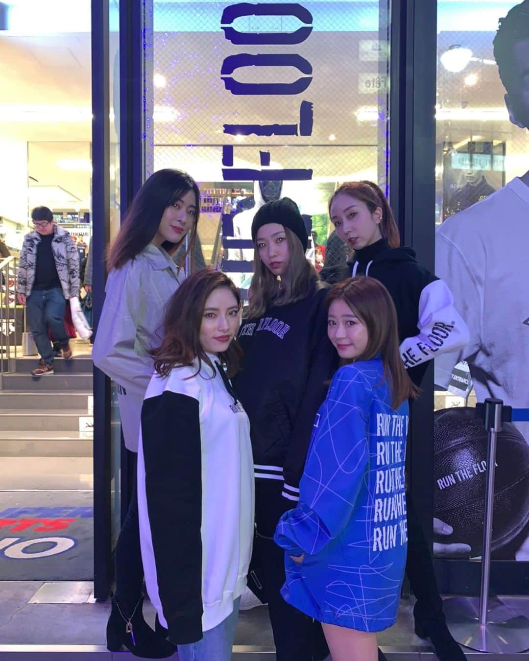 梶本成美さんのインスタグラム写真 - (梶本成美Instagram)「日本のバスケットボールシーンをミュージック、ファッション、エンターテインメントの側面から支える B.LEAGUE オフィシャルカルチャープロジェクト「RUN THE FLOOR®」が スーパースポーツゼビオ 渋谷公園通り店 にて 一日限定でPOP UP SHOPが開催されてました🏀✨ 当日は、田渡修人選手、田渡凌選手 の「田渡兄弟」によるトークショーが行われたり、 注目のラッパー Awich、kZmによるスペシャルパフォーマンスもあったりと盛り上がりました✨ . .  さらにこの日はRunTheFloorの洋服をみんなで着たりと楽しませていただきました😌✨ スーポーツ好きのみんなとだったから余計テンション上がりました✨🏃‍♂️🏀 . #RunTheFloor #RTF #渋谷  #スポーツ  #フィットネス  #モデル #バスケ #フィットネス女子 #ランニング #PR  @runthefloor.official」12月18日 8時53分 - narumikajimoto