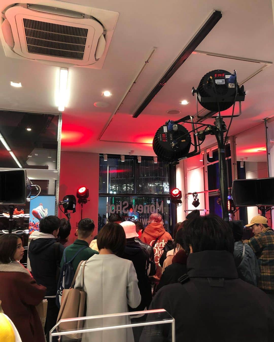 梶本成美さんのインスタグラム写真 - (梶本成美Instagram)「日本のバスケットボールシーンをミュージック、ファッション、エンターテインメントの側面から支える B.LEAGUE オフィシャルカルチャープロジェクト「RUN THE FLOOR®」が スーパースポーツゼビオ 渋谷公園通り店 にて 一日限定でPOP UP SHOPが開催されてました🏀✨ 当日は、田渡修人選手、田渡凌選手 の「田渡兄弟」によるトークショーが行われたり、 注目のラッパー Awich、kZmによるスペシャルパフォーマンスもあったりと盛り上がりました✨ . .  さらにこの日はRunTheFloorの洋服をみんなで着たりと楽しませていただきました😌✨ スーポーツ好きのみんなとだったから余計テンション上がりました✨🏃‍♂️🏀 . #RunTheFloor #RTF #渋谷  #スポーツ  #フィットネス  #モデル #バスケ #フィットネス女子 #ランニング #PR  @runthefloor.official」12月18日 8時53分 - narumikajimoto