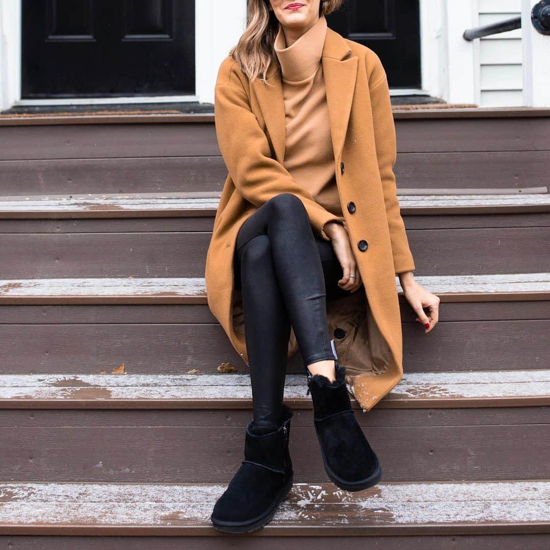 Anna Jane Wisniewskiさんのインスタグラム写真 - (Anna Jane WisniewskiInstagram)「I hit up my local @dsw and was *this close* to purchasing the burgundy sneakers but the chilly temps ultimately swayed me and the need for a new pair of UGG boots prevailed.  Like I said, I'm not getting new UGGs every year--more like every four-five years (I wear them into the ground seeing as we have eternal winter) but I was pleasantly surprised by the selection of sneakers over at @DSW that I will probably head back there soon to scoop up the shoes I didn't get (and to get an early start on those fitness resolutions).⁣ ⁣ You'll be surprised by the treasures you’ll find at @DSW! From waterproof winter boots to chic, pointy-toed flats, they have it all at great prices.  Happy shopping!⁣ ⁣ #ad #mydsw」12月18日 9時07分 - seeannajane