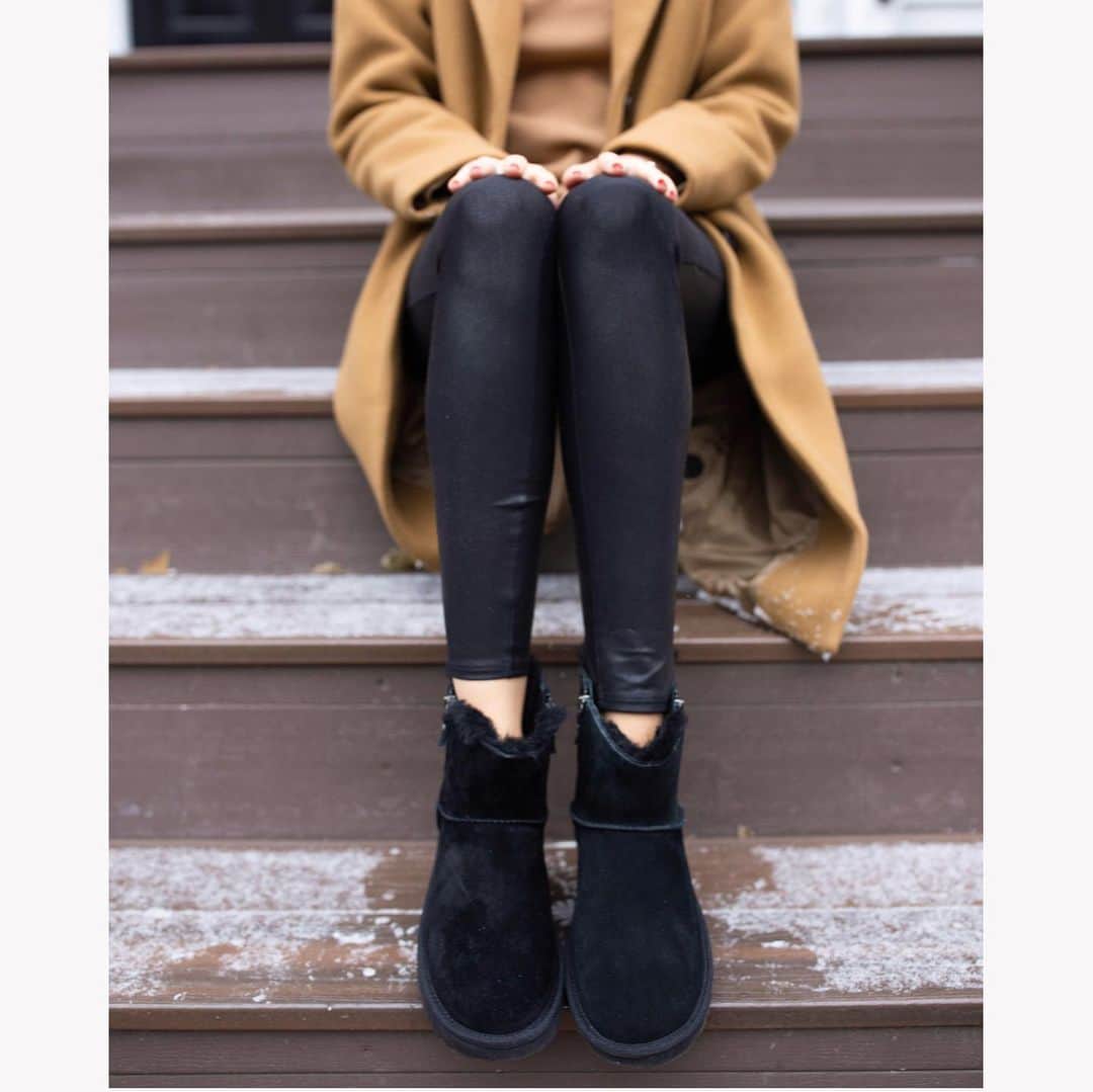 Anna Jane Wisniewskiさんのインスタグラム写真 - (Anna Jane WisniewskiInstagram)「I hit up my local @dsw and was *this close* to purchasing the burgundy sneakers but the chilly temps ultimately swayed me and the need for a new pair of UGG boots prevailed.  Like I said, I'm not getting new UGGs every year--more like every four-five years (I wear them into the ground seeing as we have eternal winter) but I was pleasantly surprised by the selection of sneakers over at @DSW that I will probably head back there soon to scoop up the shoes I didn't get (and to get an early start on those fitness resolutions).⁣ ⁣ You'll be surprised by the treasures you’ll find at @DSW! From waterproof winter boots to chic, pointy-toed flats, they have it all at great prices.  Happy shopping!⁣ ⁣ #ad #mydsw」12月18日 9時07分 - seeannajane