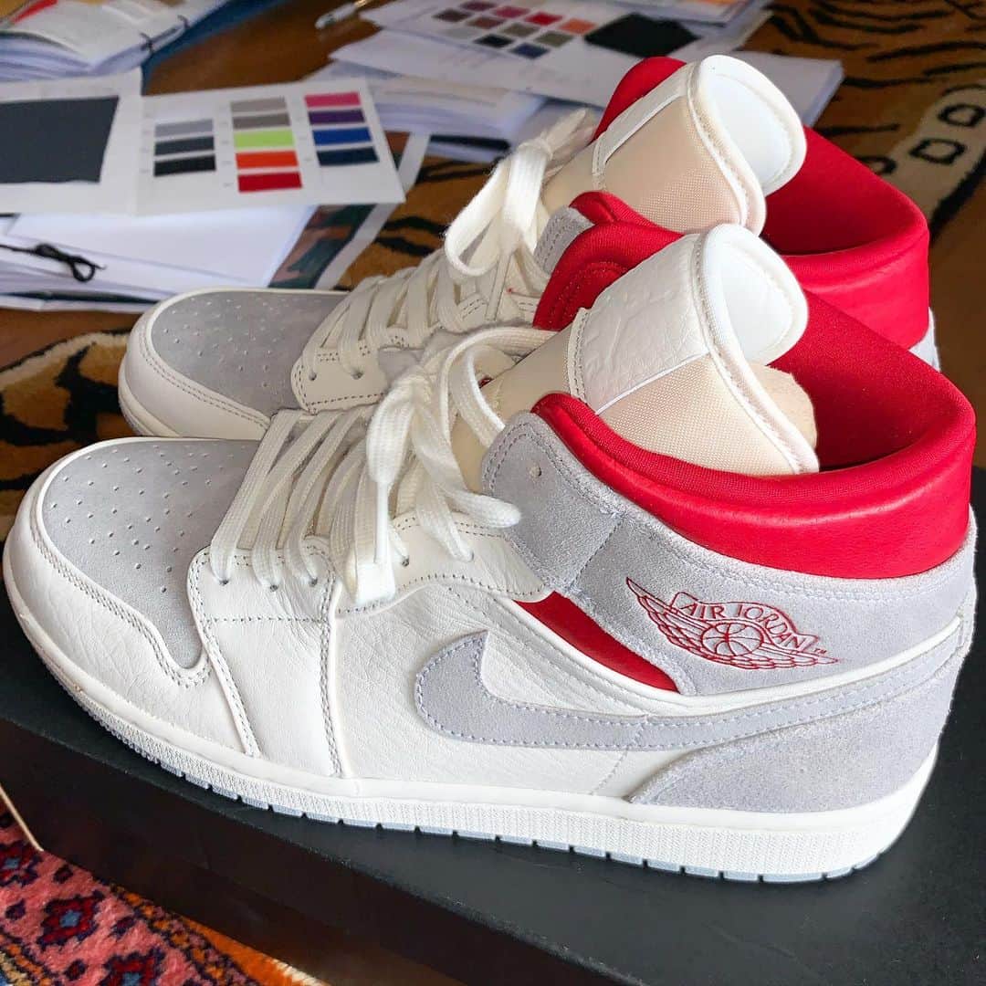 DJ DARUMAのインスタグラム：「朝から生地を広げて忙しそうな 妻の横でジョーダンの靴紐を調整。 Thank you @sneakersnstuff @sneakersnstuff.tokyo 🎄」