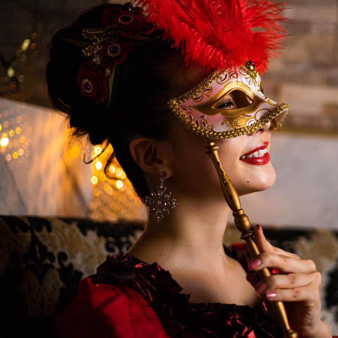工藤沙織さんのインスタグラム写真 - (工藤沙織Instagram)「変身願望 . 色々な自分になることが私は好き✨ . 洋服によって、メイクによって、シチュエーションによって意識を持って振る舞うことをもっと追及したいな、なんで最近思います💋 . #masquerade #masqueradeball  #仮面 #eveninggown #party #charitygala #japanesemodel #asianmodel #japanese #175cm #高身長女子 #elegance #elegant #エレガント #モデル #montecarlo #milano #italy #paris #ミラノ #モナコ」12月18日 9時11分 - sally.kudo