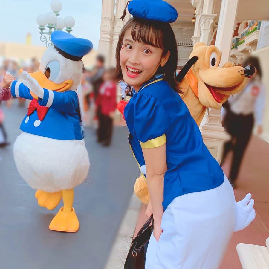 西脇彩華さんのインスタグラム写真 - (西脇彩華Instagram)「＊ Disney Helloween🎃❤︎❤︎ ・ Donald Duck👻Daisy Duck ・ 2人でやいやい言いながら頑張って自撮り📸笑笑 ほんとにずーっとゲラゲラ笑って楽しい時間💓💓 ハロウィンだけの飾りが沢山あってかわいかったなー🎃 絶対来年もしたいなぁー！！ ・ #happy #friend #donaldduck #daisyduck #twins #disneylandtokyo #ドナルド #デイジー #ドナデジ #ディズニーランド #ディズニーハロウィン  #仮装 #東京ディズニーランド」12月18日 9時11分 - chapon_930