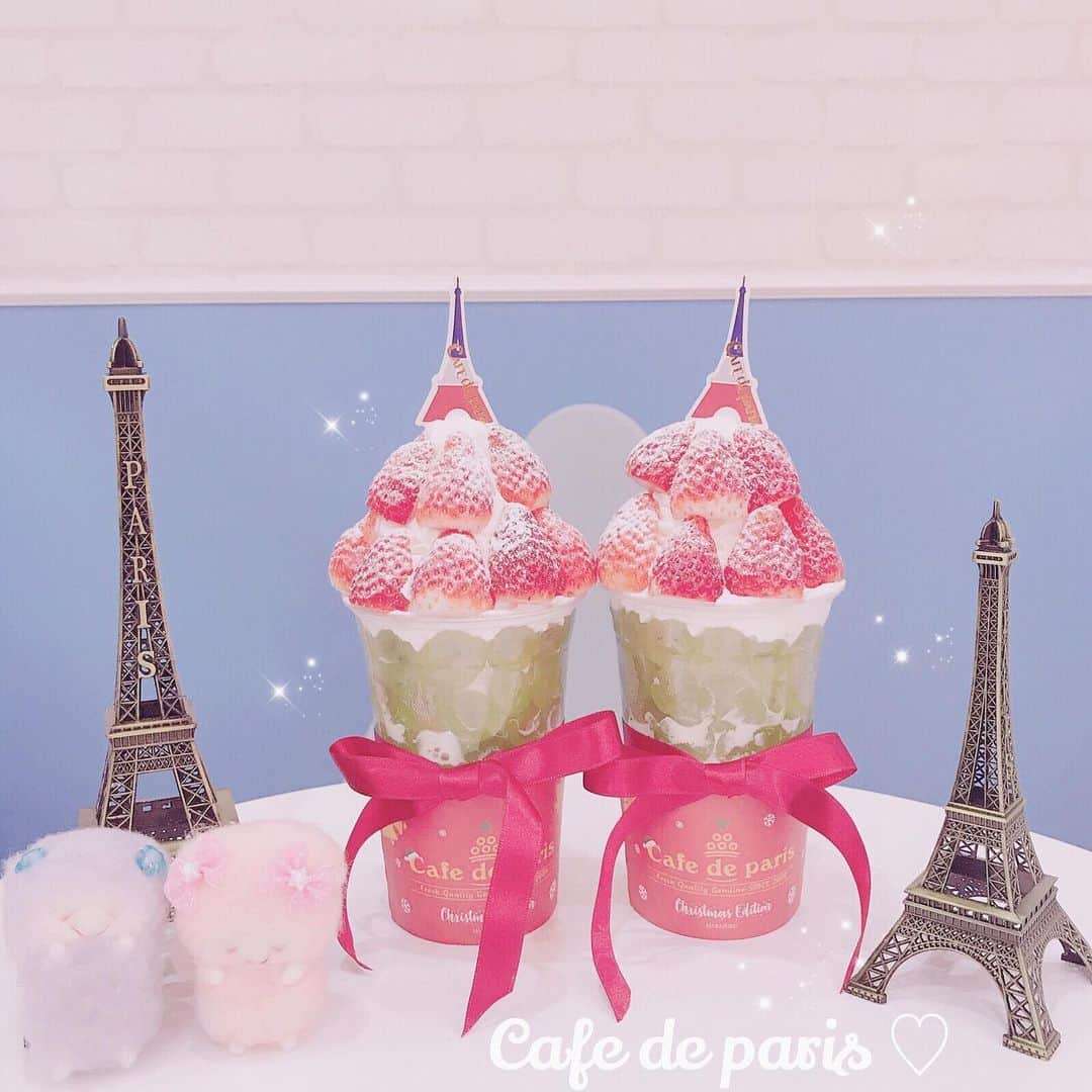 伊藤芽衣さんのインスタグラム写真 - (伊藤芽衣Instagram)「Cafe de paris ﻿ （@cafedeparis_japan ）﻿ ラフォーレ原宿店♡﻿ ﻿ メリメリボンボンが﻿ 期間限定で﻿ 販売中…♡﻿ ﻿ クリスマス限定ボンボンは﻿ 大人気のフレーバーが﻿ 一度に2つ楽しめる﻿ ﻿ ストロベリーと青ぶどうの﻿ ダブルボンボン♡﻿ ﻿ ラフォーレ原宿店の﻿ スムージーは﻿ 青ぶどうです♡﻿ ﻿ スペシャルクリスマススリーブ🎄﻿ ラフォーレ原宿店は赤なので♡﻿ ﻿ 赤いおリボンむすんで﻿ みました♡♡♡﻿ ﻿ 一緒に撮影した﻿ かわいいひつじさんは﻿ ドリーマースリーパーさん♡ （@dori_suri ﻿） ﻿ #カフェドパリ #cafedeparis ﻿ #カフェドパリ公認インスタグラマー﻿ #カフェドパリ原宿店 #カフェドパリジャパン﻿ #韓国スイーツ #スイーツ女子 #スイーツ部﻿ #カフェ巡り #めいちカフェ巡り #原宿カフェ﻿ #スイーツ巡り #ラフォーレ原宿﻿ #フルーツボンボン #東京スイーツ ﻿ #フォトジェニックカフェ」12月18日 9時14分 - itoumei