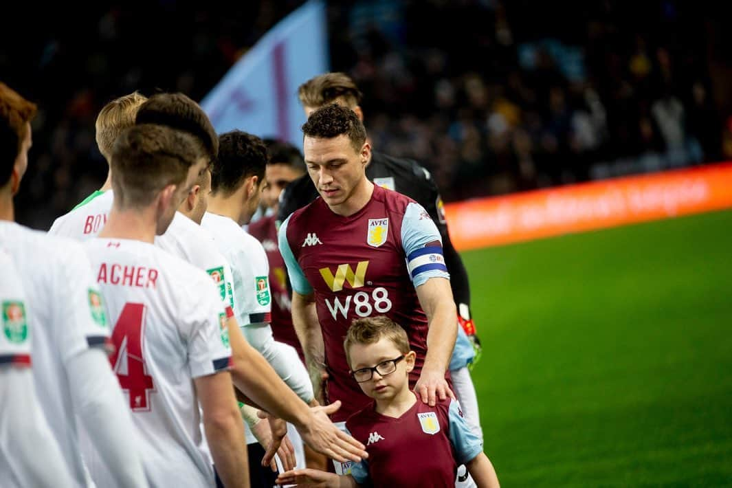 ジェームス・チェスターさんのインスタグラム写真 - (ジェームス・チェスターInstagram)「Always a pleasure. Onwards #UTV #AVFC 🦁」12月18日 9時24分 - jameschester23