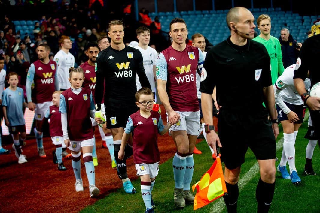ジェームス・チェスターのインスタグラム：「Always a pleasure. Onwards #UTV #AVFC 🦁」