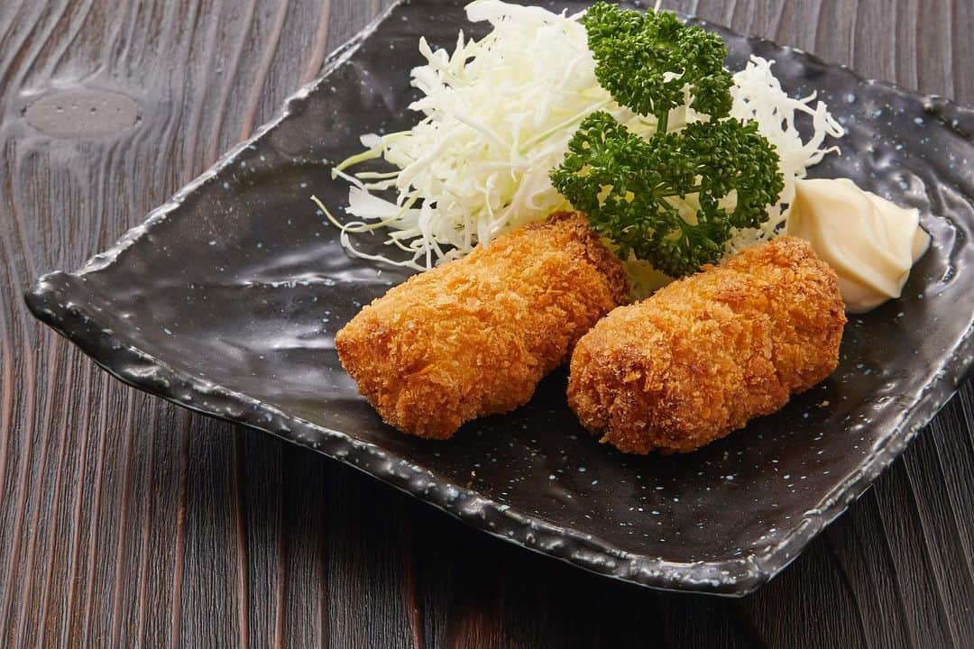 居酒屋やぐらのインスタグラム：「. 『居酒屋やぐら』 ～八幡山駅から徒歩3分～ URLはこちら⇒（@yagura__official） ------------------------------------------------ 絶品「カニクリームコロッケ」✨ . 外はカリッと、中はカニと卵のコクが詰まったクリーミーなコロッケです♪ . 是非今宵の一軒目に『居酒屋やぐら』はいかがですか？ ------------------------------------------------ #東京 #八幡山 #居酒屋やぐら #居酒屋 #創作 #宴会 #歓送迎会 #女子会 #酒場 #串焼き #地酒 #酒 #落ち着く空間 #food #foodstagram #飲食店 #デート #おいしい #杉並区 #刺身 #ビール #美味しい #深夜営業 #焼酎 #お刺身 #お酒 #instafood #japan #カニクリームコロッケ #tokyo」