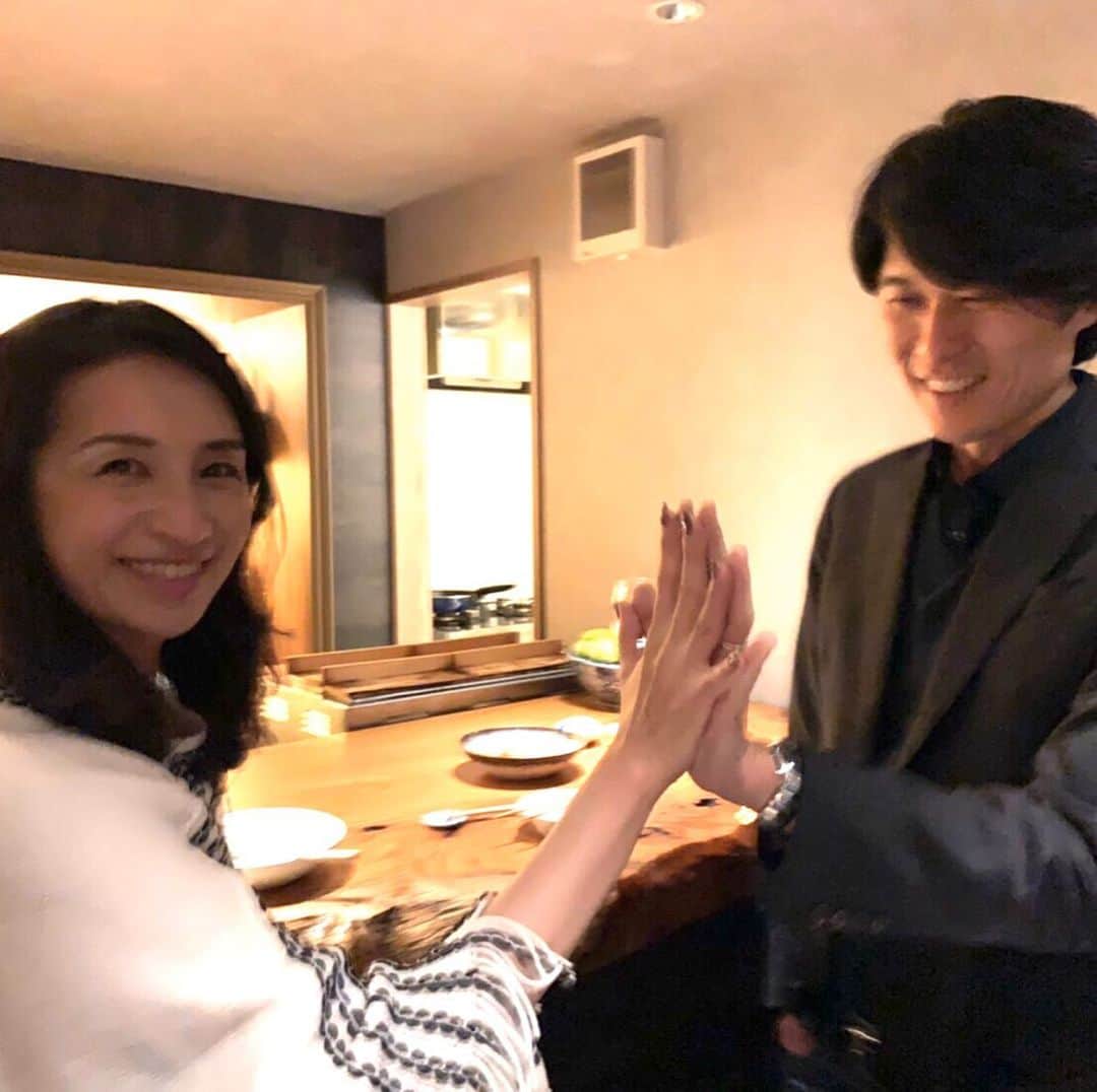 井脇幸江さんのインスタグラム写真 - (井脇幸江Instagram)「ピアニスト吉川隆弘さんと手の大きさ比べ✋ 私の手は大きい方なのですが、吉川さんの小指が長い😱✨ ♩ド〜1オクターブ先の♩ファまで届くそうです😆  東京タワーがクリスマスツリー🎄にライティングされた日のコンサートも聴いてきました。  これで今年は聴き納め🎶  来年3.11には同じ舞台に立ちます。誇らしい事だわ💓 頑張ります✨  3月11日  渋谷 伝承ホール　15時/19時 メッセージ下さい📱  #Ballet #Dancer #ピアニスト #吉川隆弘 #バレエ #バレエダンサー #ヴェニスに死す #Iwaki Ballet Company #伝承ホール #3月11日 #舞台 #美しい #芸術観賞 #人生楽しく #井脇幸江」12月18日 9時29分 - yukie.iwaki