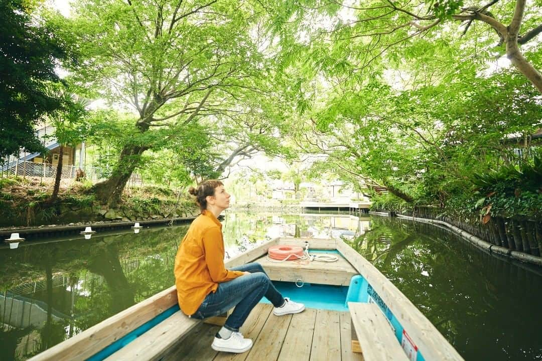 Birthplace of TONKOTSU Ramen "Birthplace of Tonkotsu ramen" Fukuoka, JAPANさんのインスタグラム写真 - (Birthplace of TONKOTSU Ramen "Birthplace of Tonkotsu ramen" Fukuoka, JAPANInstagram)「Yanagawa City in Fukuoka is well-known as a castle town in the 16th century. With hundreds of thousands of remaining water-filled moats and waterways flowing through the city, it is even nicknamed as "the Japanese version of Venice". Enjoy a 50-minute train ride from Fukuoka downtown to this nostalgic streetscape. Here you can ride Donko boats, a traditional gondola-like boat, on which veteran boatmen will guide tourists through the history of Yanagawa. Don't forget to put on a bamboo hat during the Yanagawa River Cruising for the best immersive experience! ©Fukuoka Prefecture Tourist Association  #fukuoka_tonkotsu #ilovefukuoka #fukuokalover #fukuoka #fukuokapics #yanagawa #moat #fukuoka_camera #fukuokacity #fukuokatrip」12月18日 15時02分 - goodvibes_fukuoka