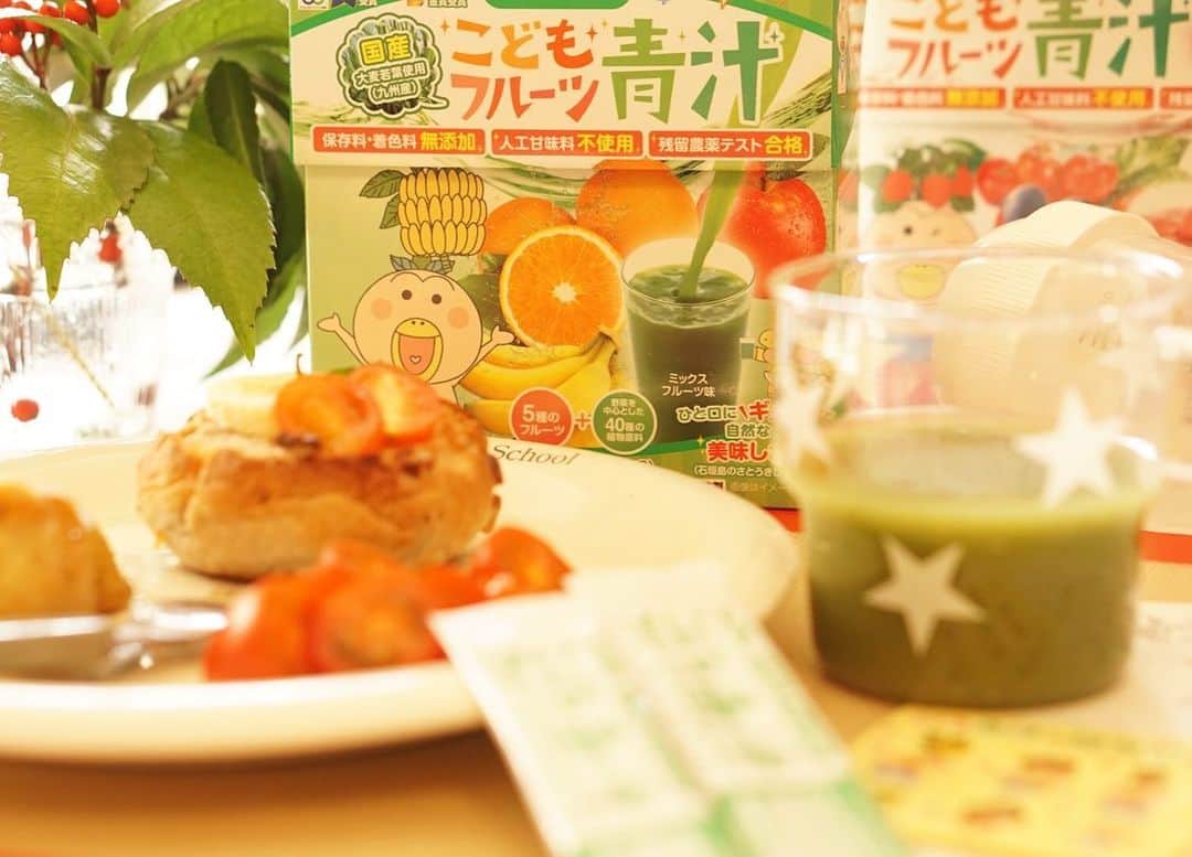 amiさんのインスタグラム写真 - (amiInstagram)「． This is a green juice for kids ．  息子のおやつに手作りパンと 大好きなミニトマトを🍅💕 ． そして一緒に青汁も👏 ． 家族で青汁にハマっていて ついに子供用も発見〜❤️ @kids_aojiru . こどもフルーツ青汁は、子供に大人気の 「はなかっぱ」とのコラボパッケージ👏 可愛すぎる〜(੭ु ˃̶͈̀ ω ˂̶͈́)੭ु⁾⁾ ． たった50mlに植物性乳酸菌140億個配合！ ビフィズス菌もオリゴ糖もしっかり摂れるので 息子にも嬉しい青汁なんです❤️ . ママやパパも一緒に飲めるのが 嬉しい〜👶🍹牛乳で割っても美味しかった♡ ． . #PR#子供の成長#成長期#野菜不足#幼児のみもの#こどもフルーツ青汁#スクスクのっぽくん#はなかっぱ#子供の成長#青汁生活#青汁ダイエット#テーブルコーデ#テーブルコーディネート ． ． ．」12月18日 9時42分 - amikuma1219