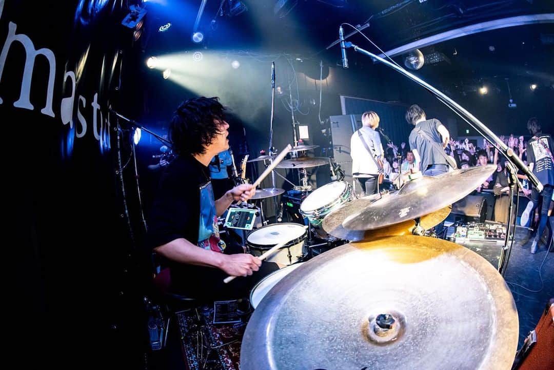 久野洋平のインスタグラム：「ツアーも西川口ハーツにて折り返し！ 上京(玉)して最初に住んだ街でのライブは特別な気持ちになりました。 ワンマンツアーは来年へ持ち越しです。 今日は名古屋で久々の泥仕合！ 年末感出てきたな〜  photo by @takeshiyao  #cinemastaff #フォトバイヤオタケシ」