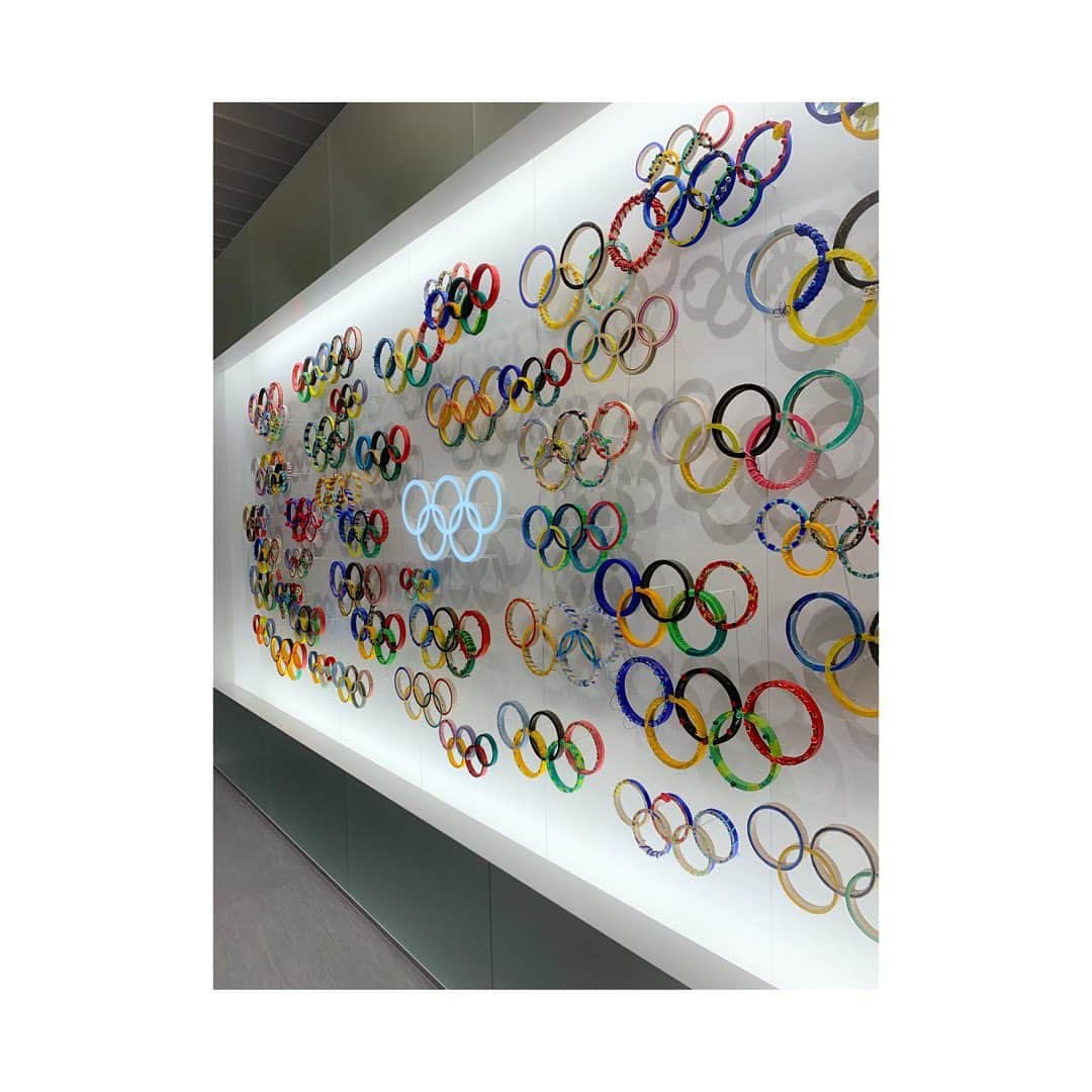 竹内智香のインスタグラム：「............ ”東京五輪2020の聖火ランナーとして内定しました。” I am very proud of being elected to participate in the Tokyo 2020 Olympic Torch Relay. Nowadays the Olympic Games are a big commercial event, but I also want people to think about peace and fair sports when watching the competitions there. I see my participation as a torchbearer under this aspect and hope that people will follow my idea.  東京五輪2020が決定した時に 何らかの形で東京五輪に参加したい、 関わりたいという思いが強くありました。 そんな中 聖火ランナーとして東京五輪に携われることを 嬉しく思います。 商業的に大きくなり、 メダルの数に目が行きがちな今日ですが 五輪は世界中の国境を超え スポーツを通じて平和を願う祭典でもあります。 スポーツ/五輪を通じて 世界中の人たちが豊かになれるように そんな五輪になることを望みます。 また聖火ランナーとして それらの思いをしっかりと繋いでいきたいと思います。  #東京五輪2020 #tokyoOlympic #olympia #聖火ランナー #聖火」